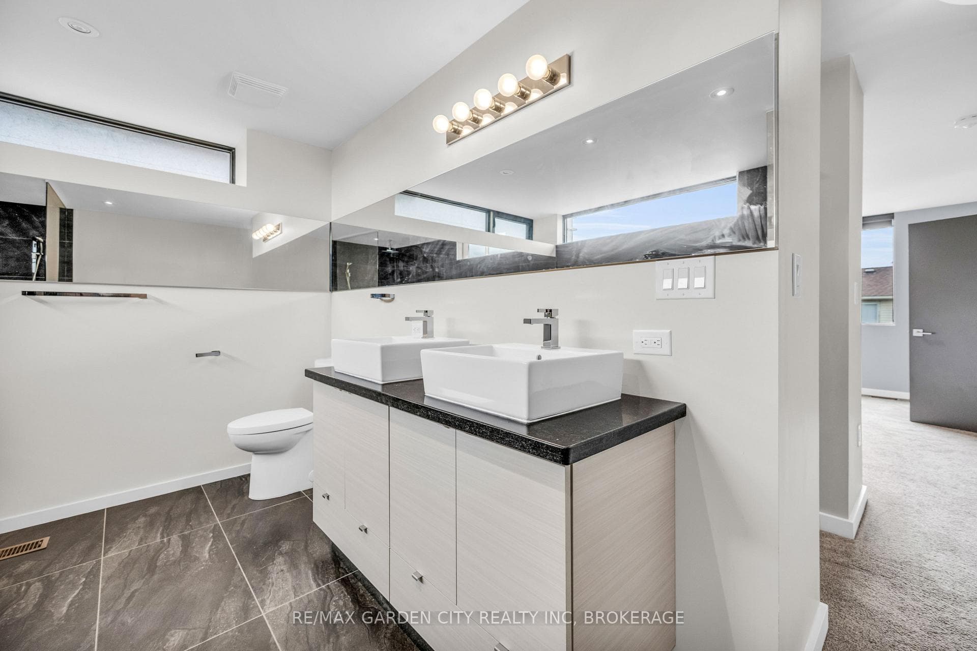 Primary Bedroom - 5 Piece Ensuite Bathroom
