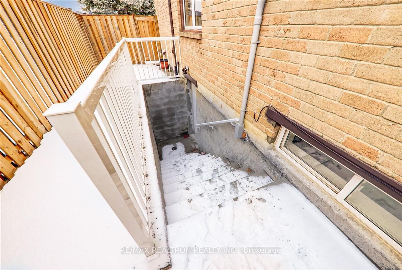 635 BECKWORTH Square Unit BSMT photo 3