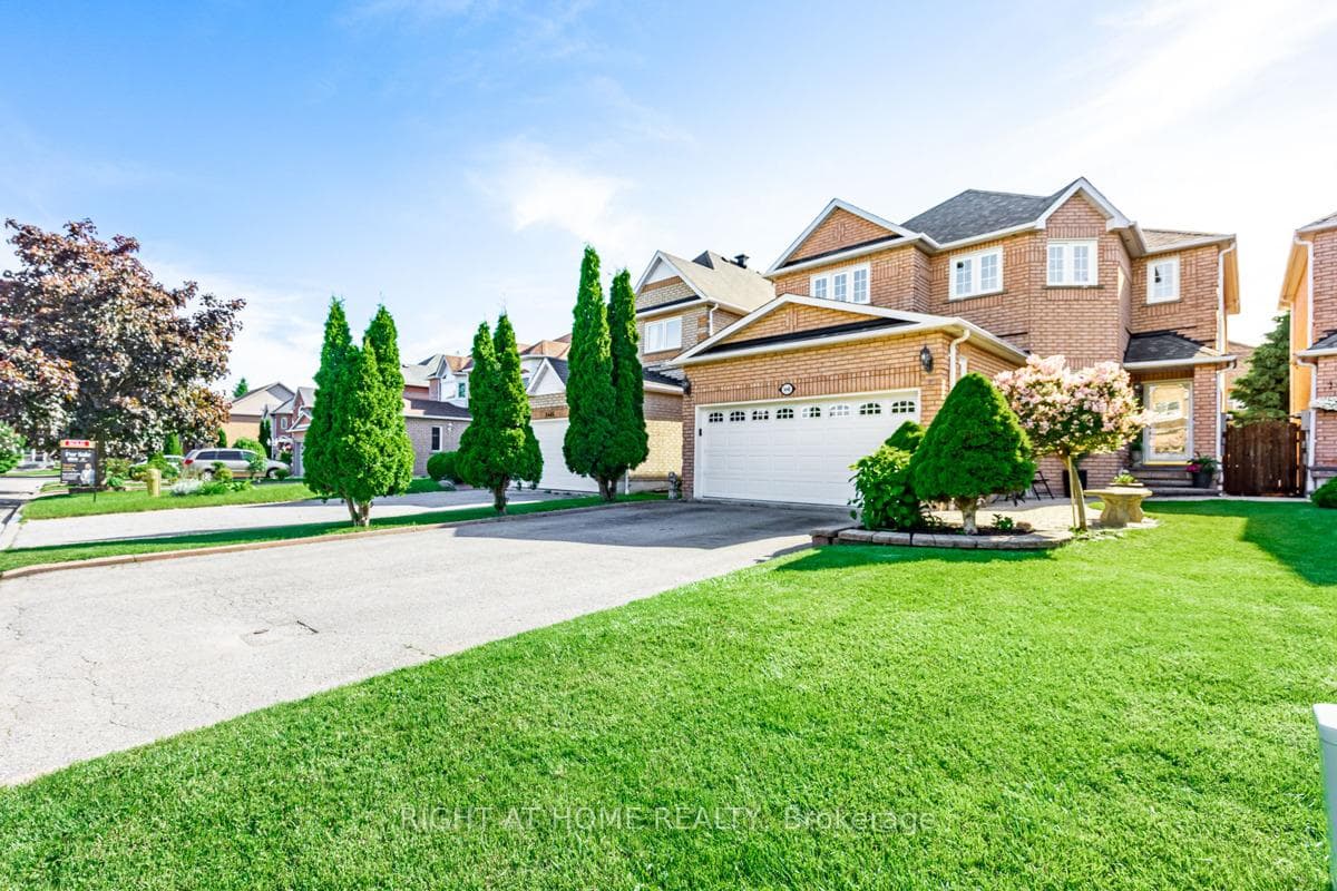1448 Sandhurst Crescent photo 2