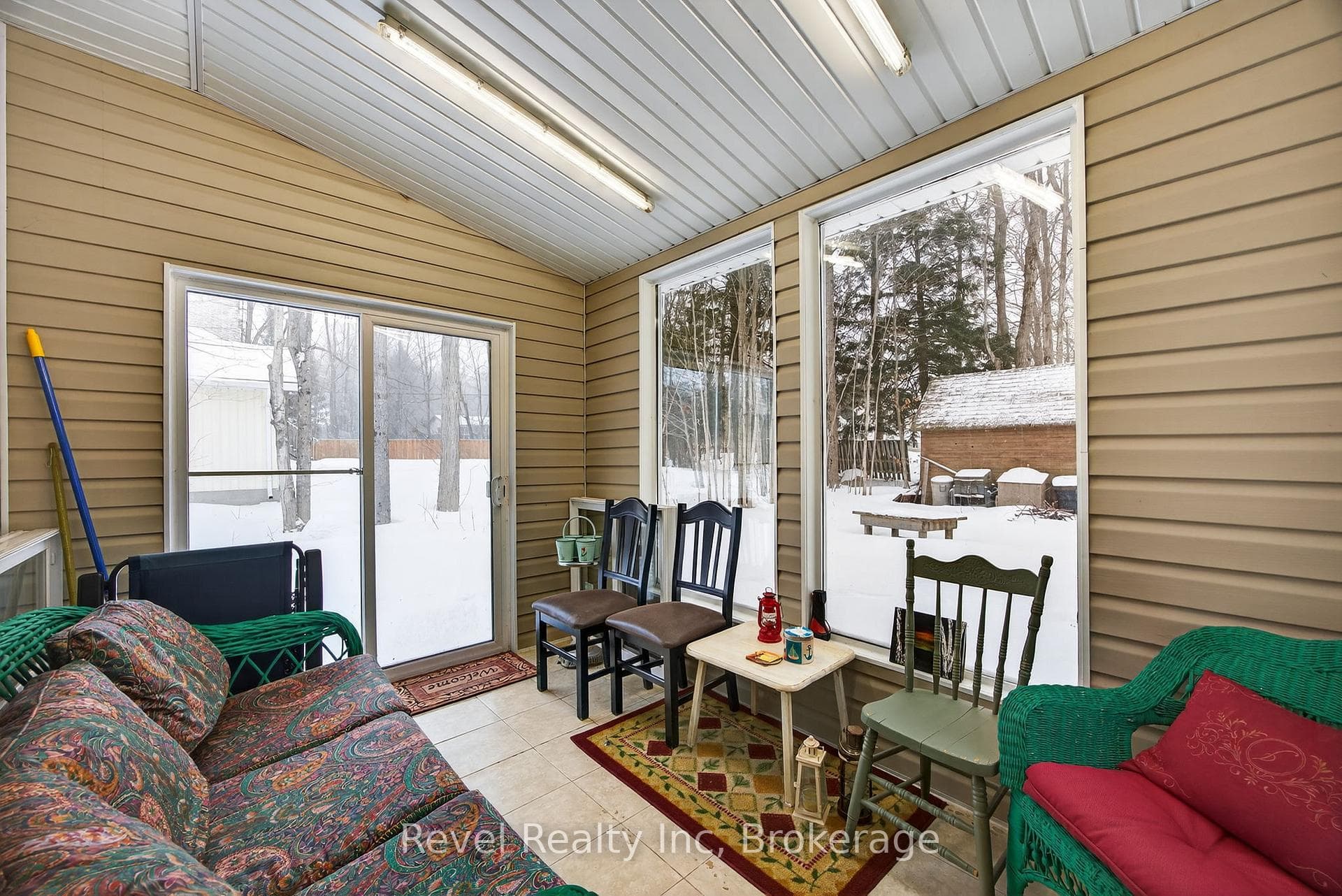 8 Manitou Crescent photo 15