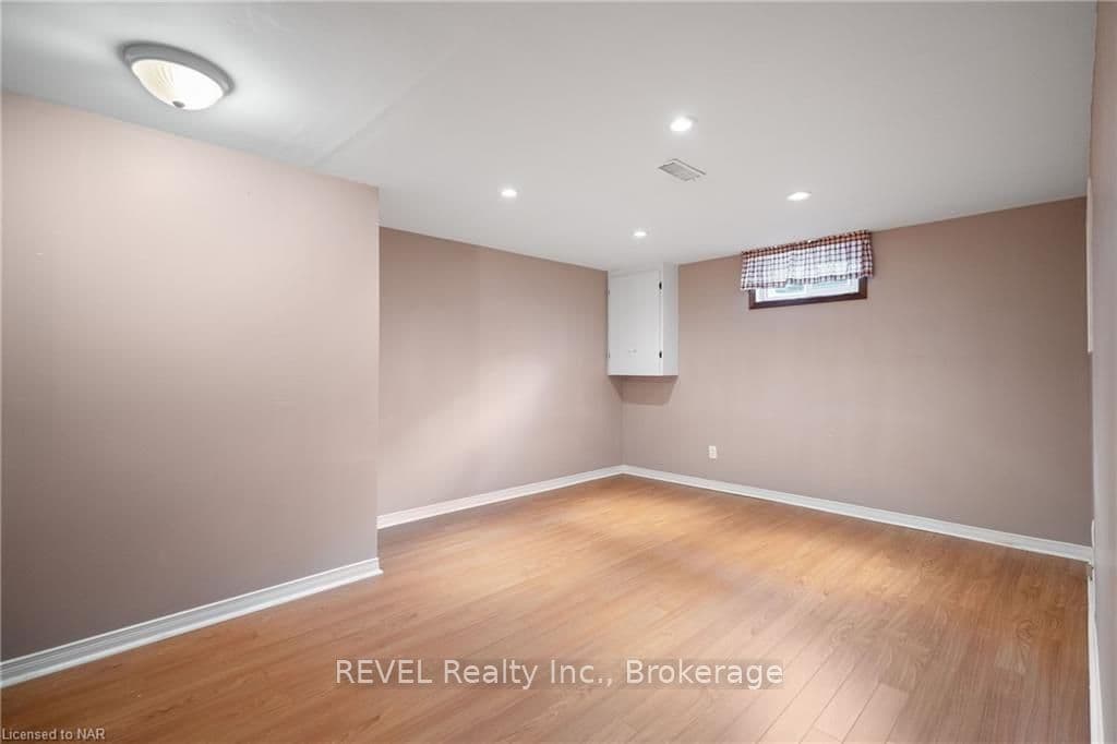 88 MANLEY Crescent photo 26