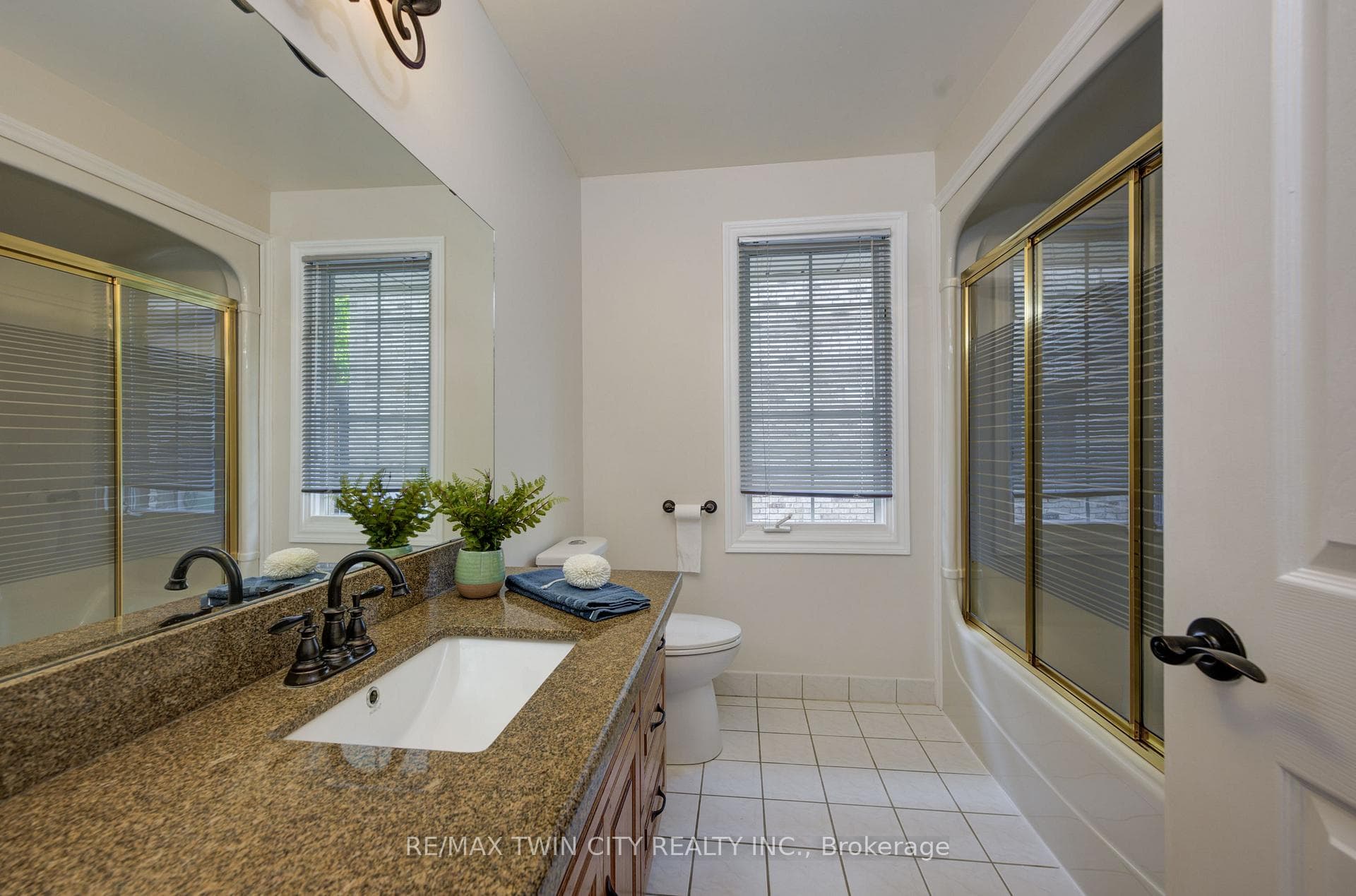 541 Paradise Crescent photo 26