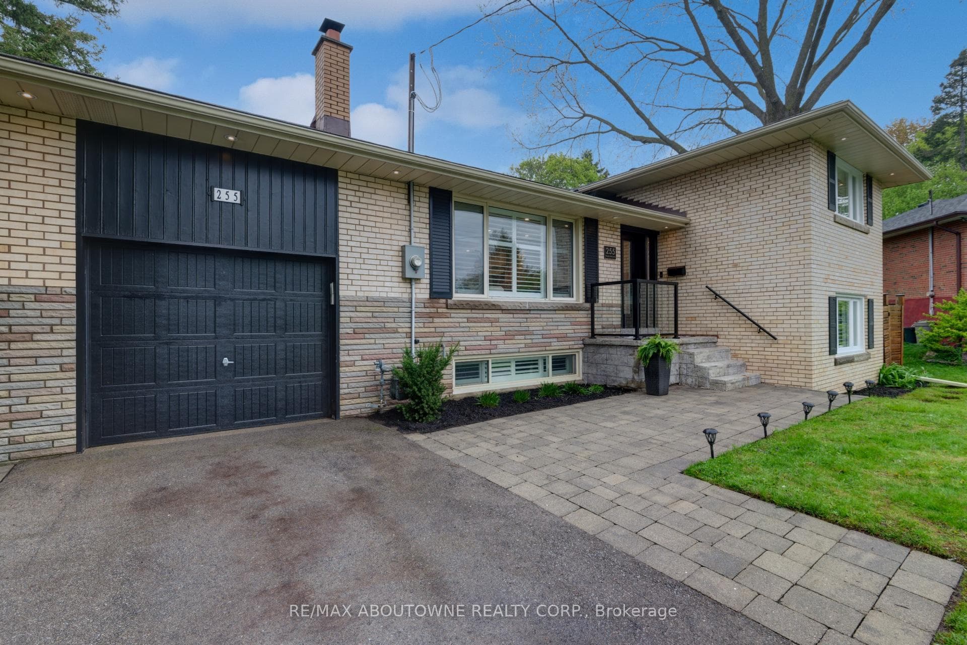 255 Wales Crescent photo 4