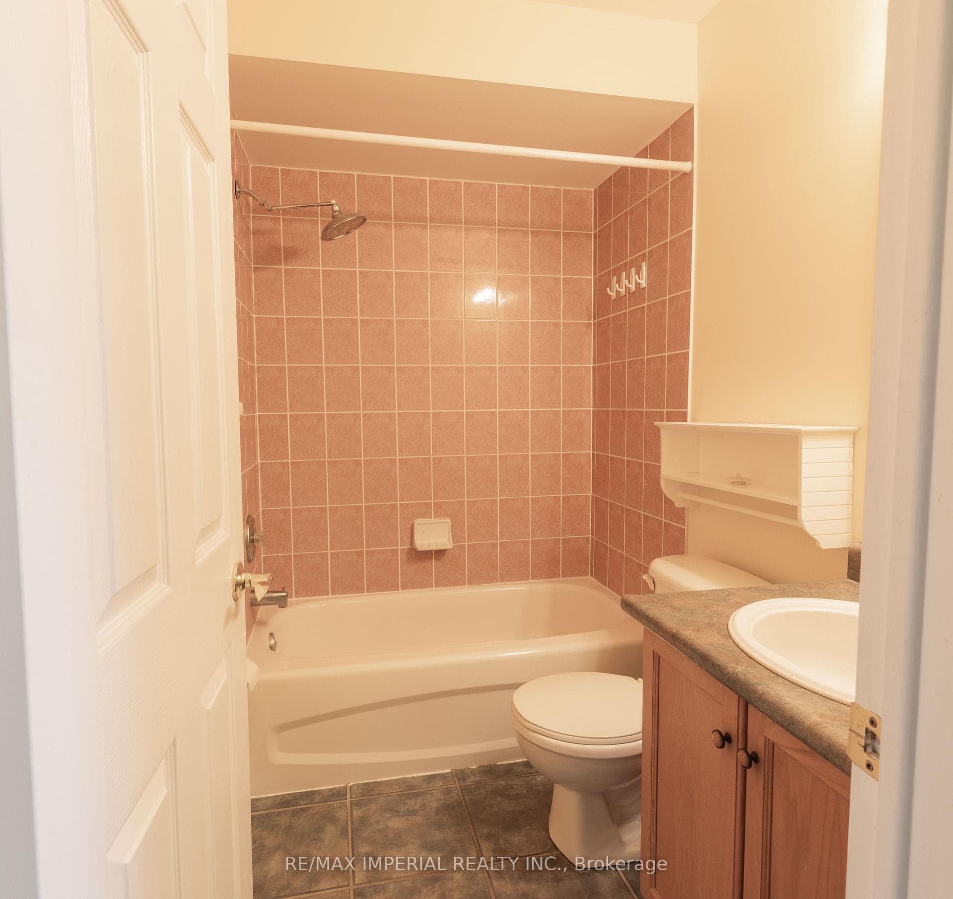 2nd Flr Full Bathroom