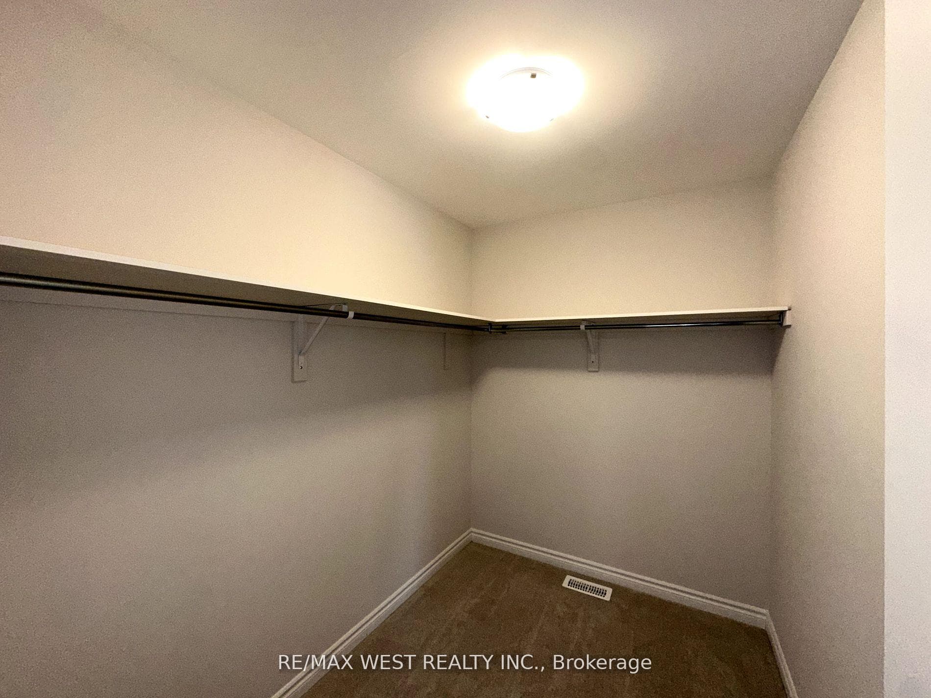32 Bradley Avenue photo 9