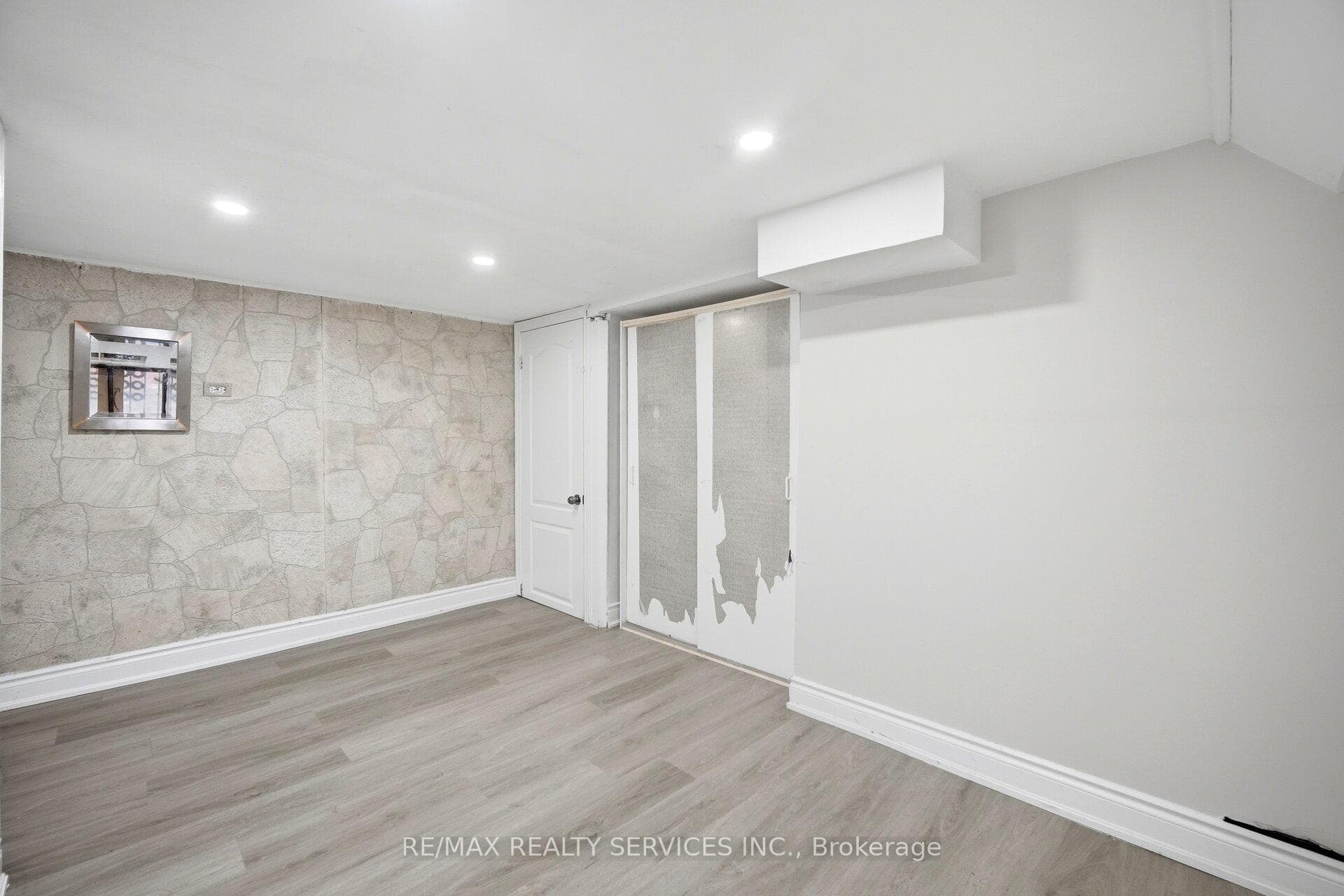 1147 Dufferin Street photo 34