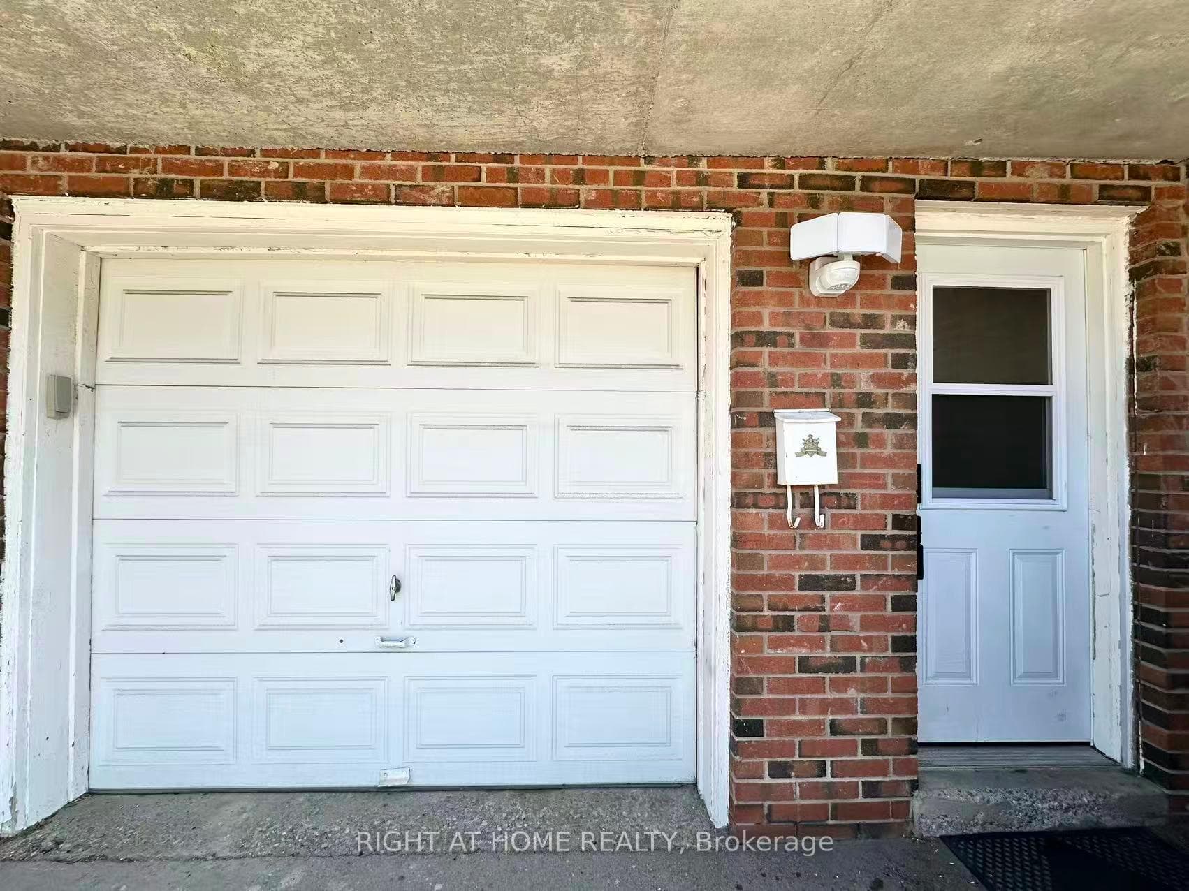 Separate entrance right side