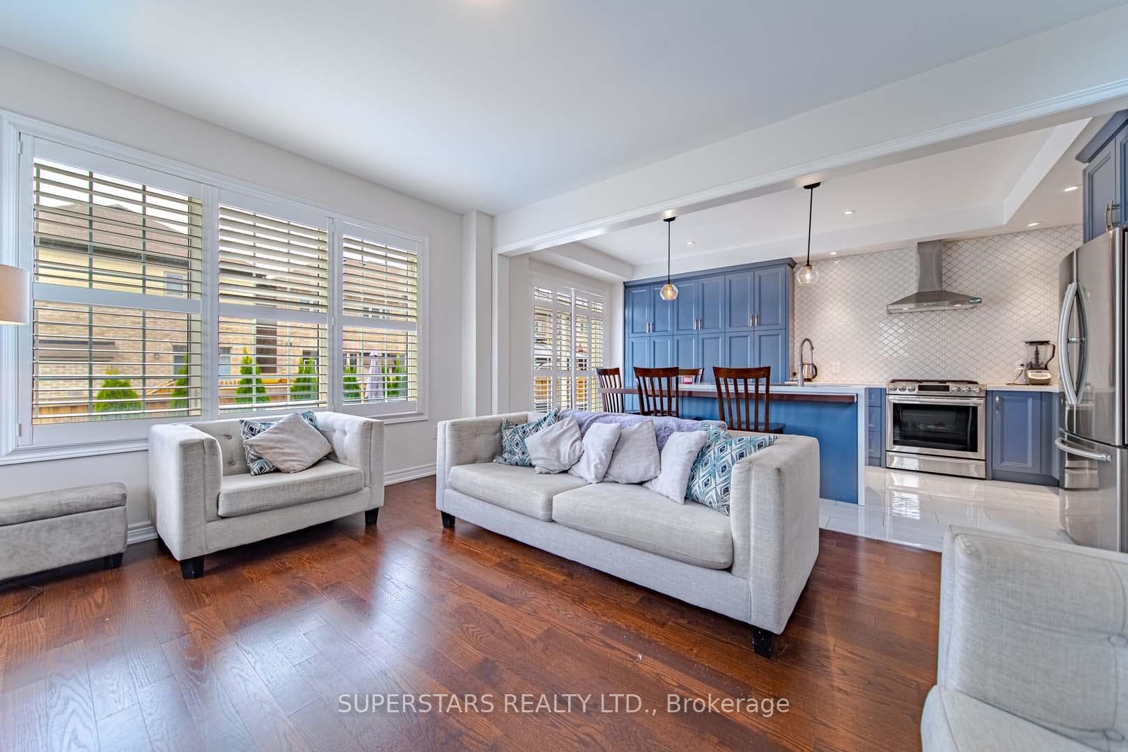 90 Mondial Crescent photo 9