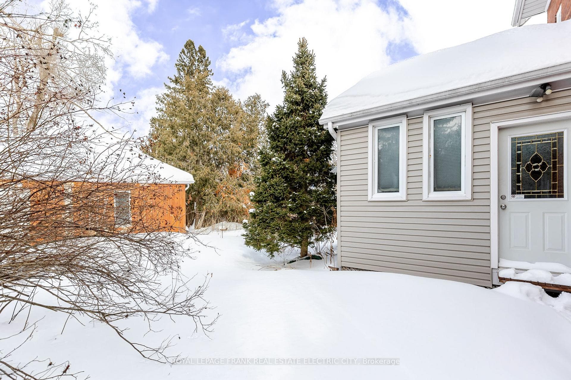 598 Sherbrooke Street photo 38