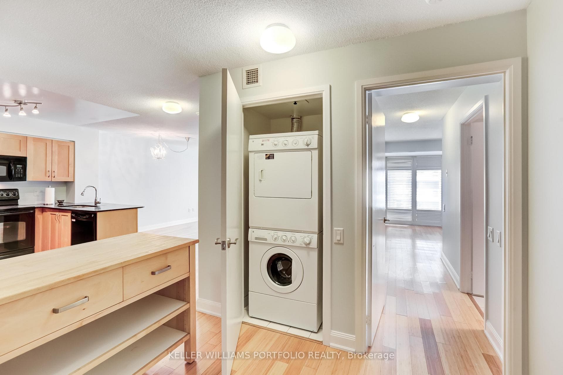 2181 Yonge Street Unit 709 photo 3
