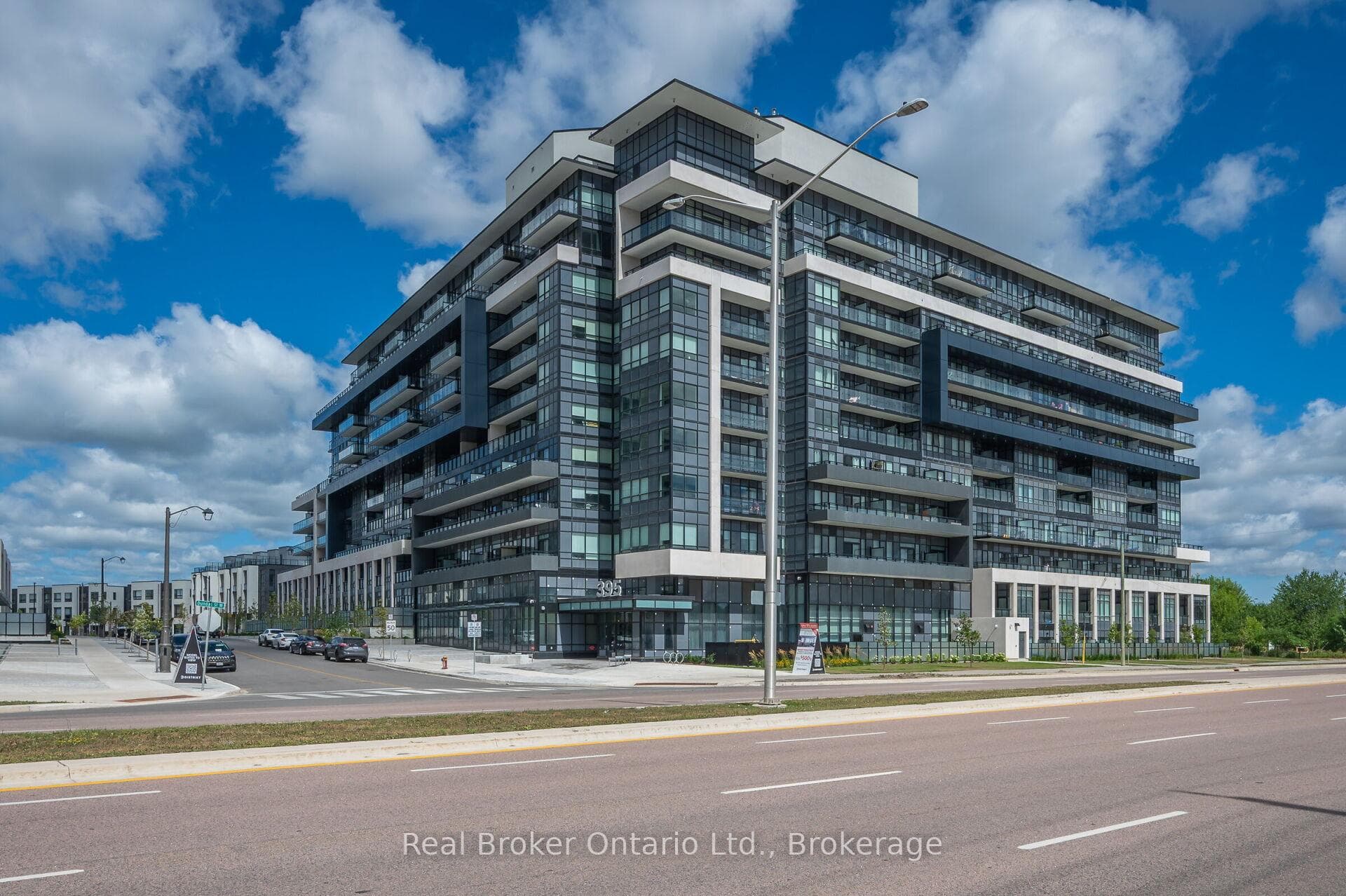 395 Dundas Street Unit 819 photo 3