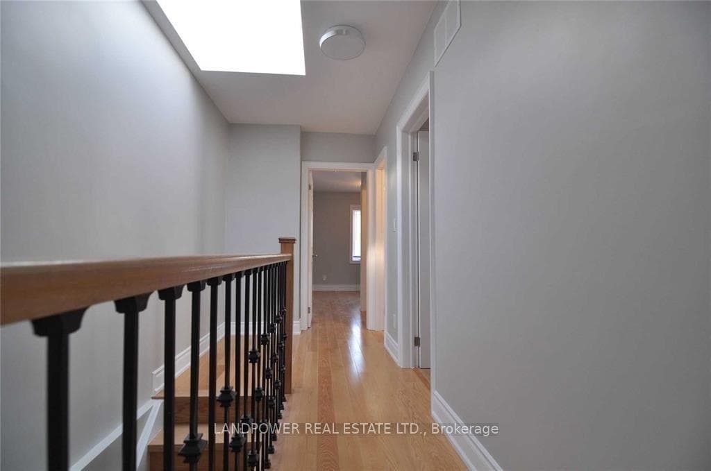 140 Manning Avenue Unit Upper photo 2