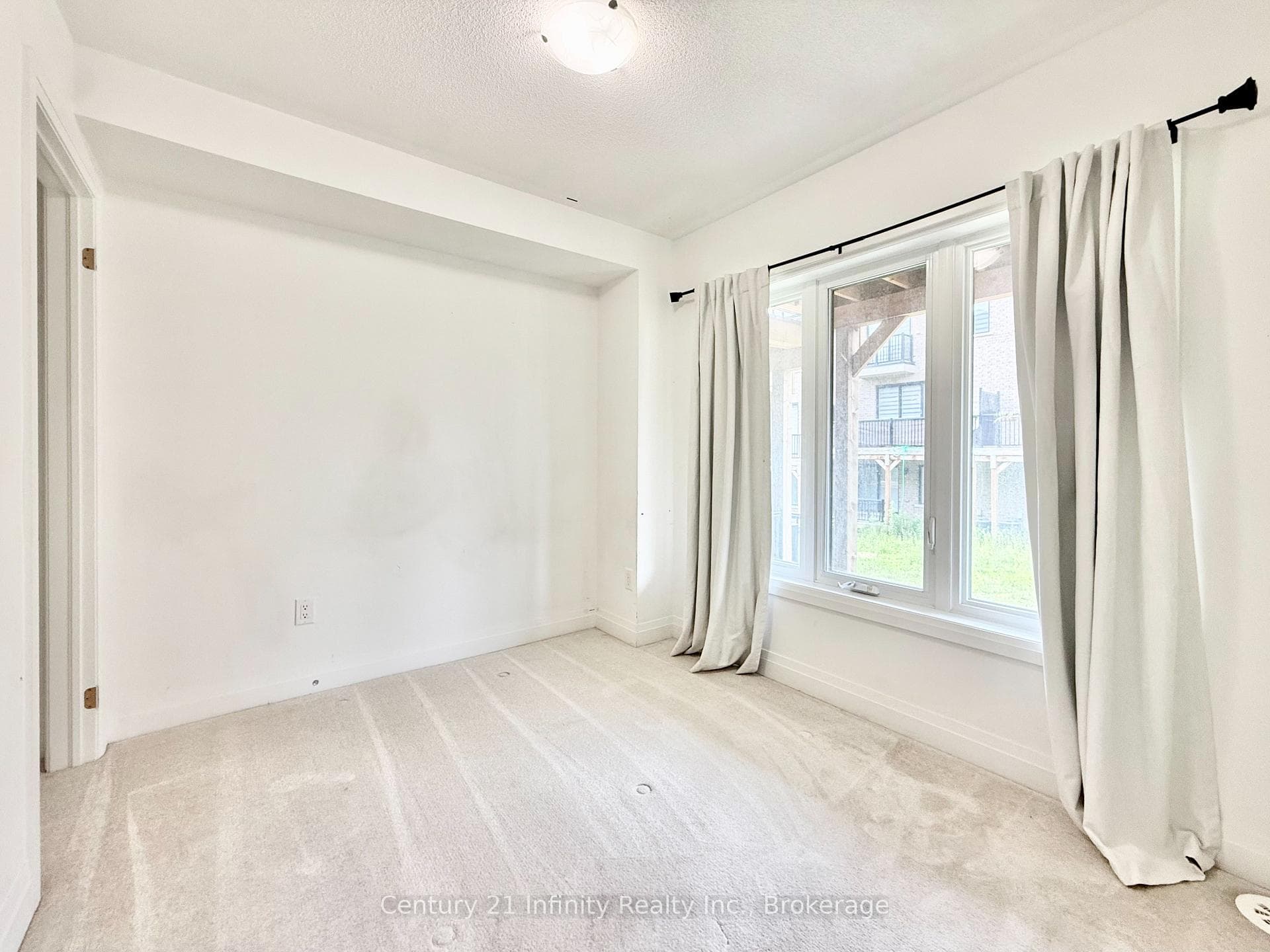 36 Elkington Crescent Unit 2 photo 2
