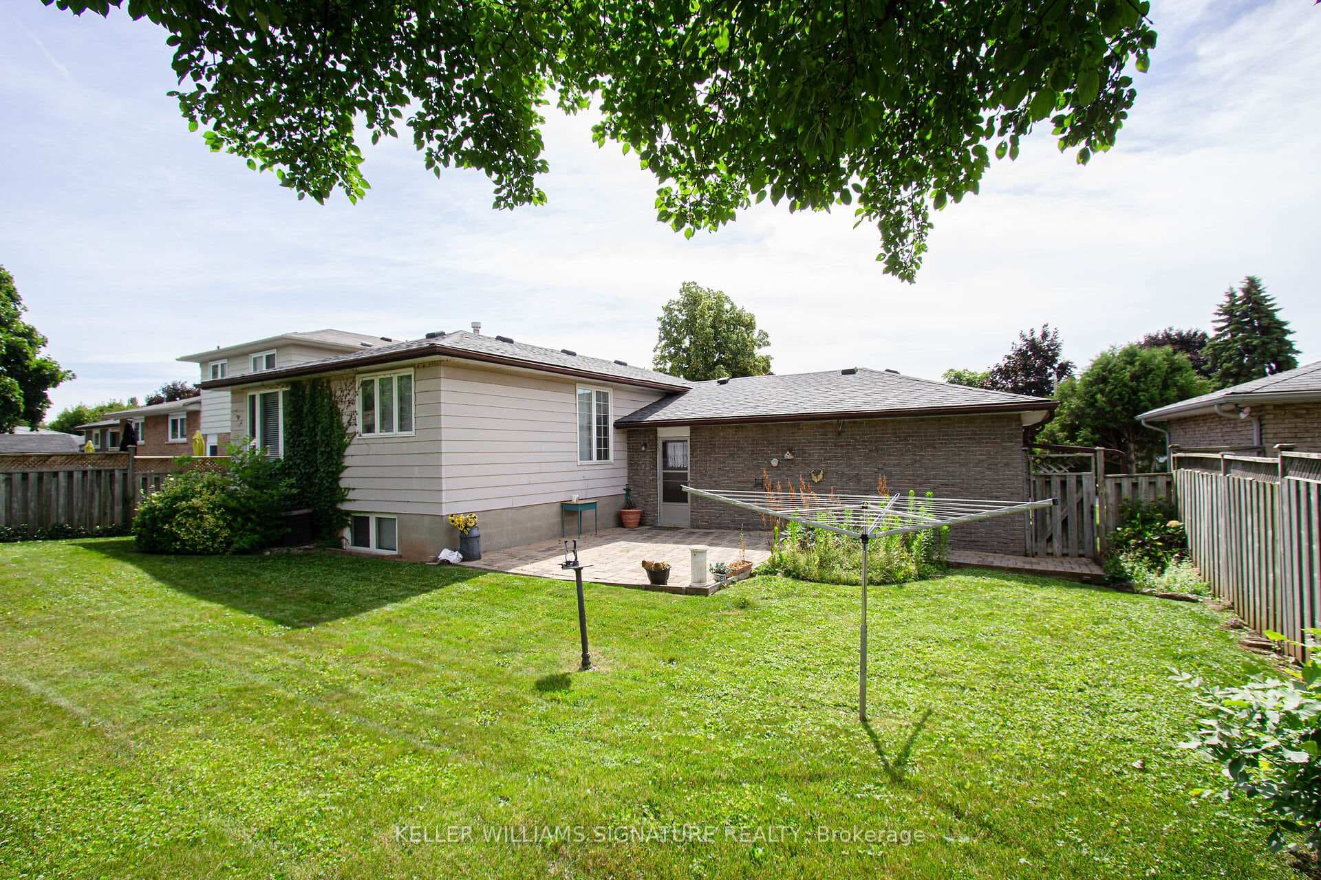 2223 Urwin Crescent photo 34