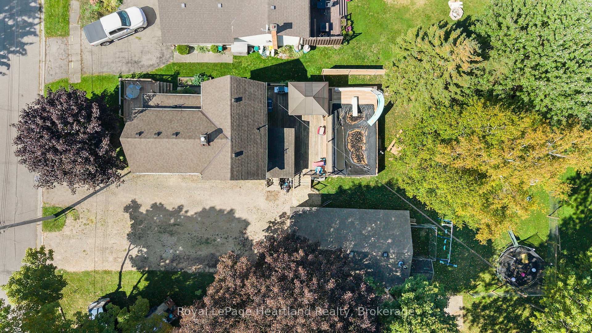 555 RAGLAN Street photo 1