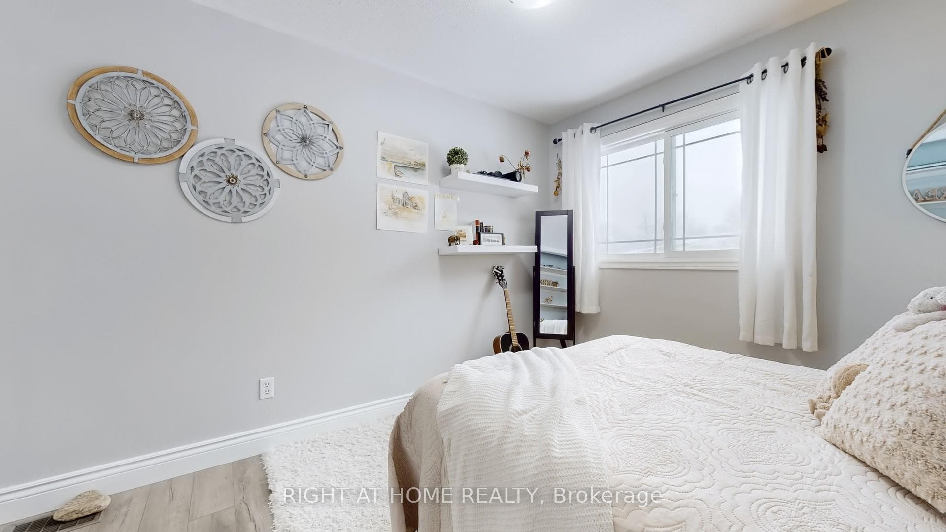 488 Ava Crescent photo 16