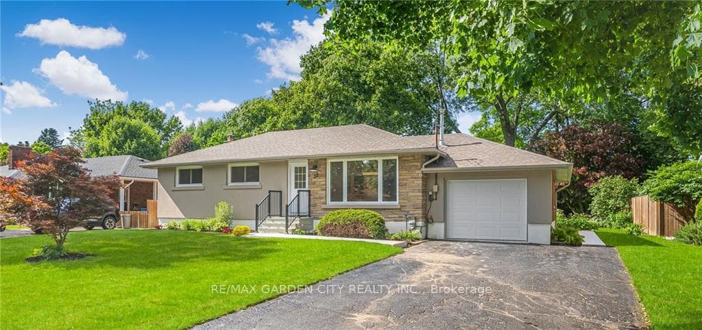 32 STRATHCONA Drive photo 1