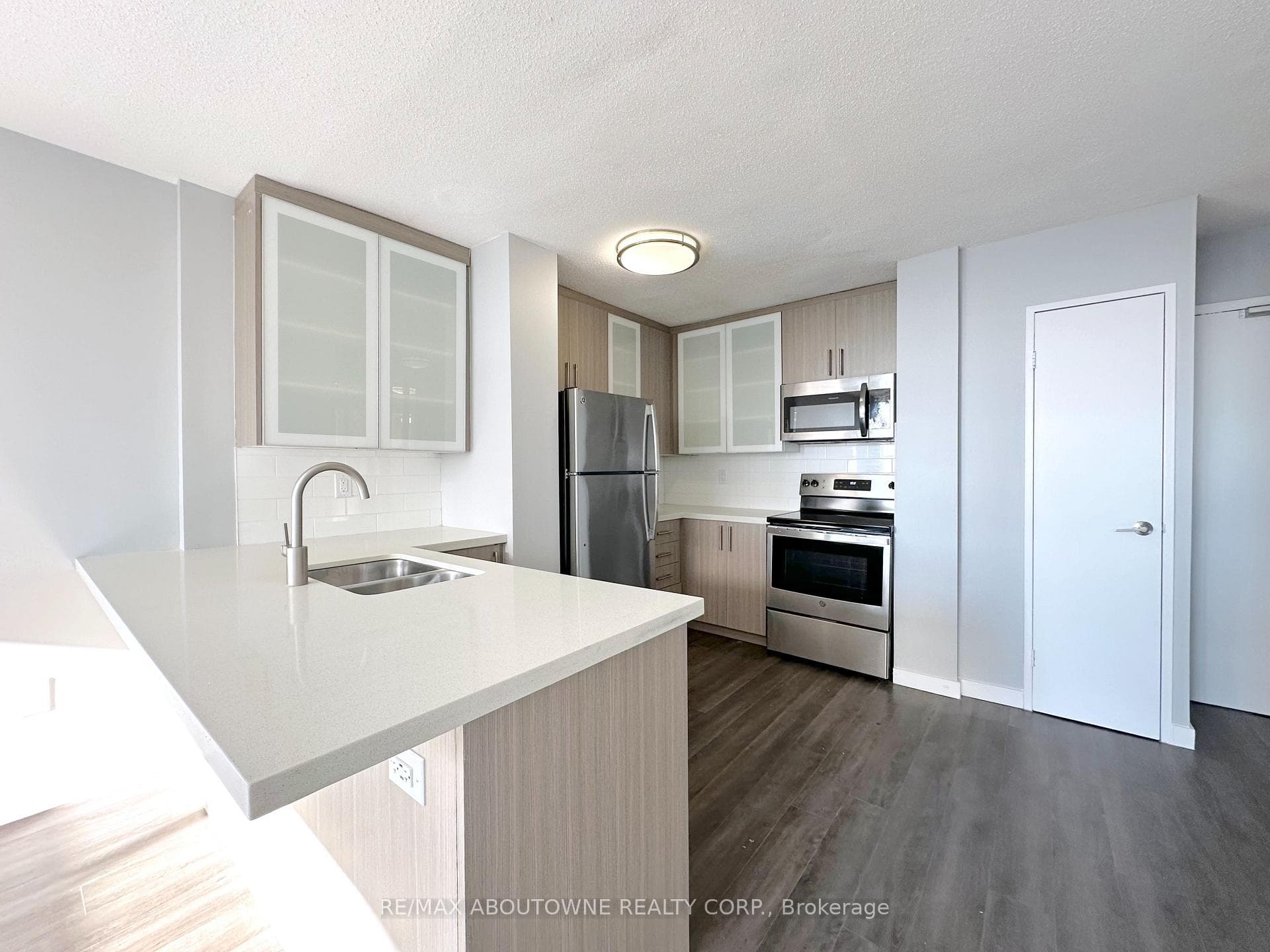 2575 Danforth Avenue Unit 2109 photo 3