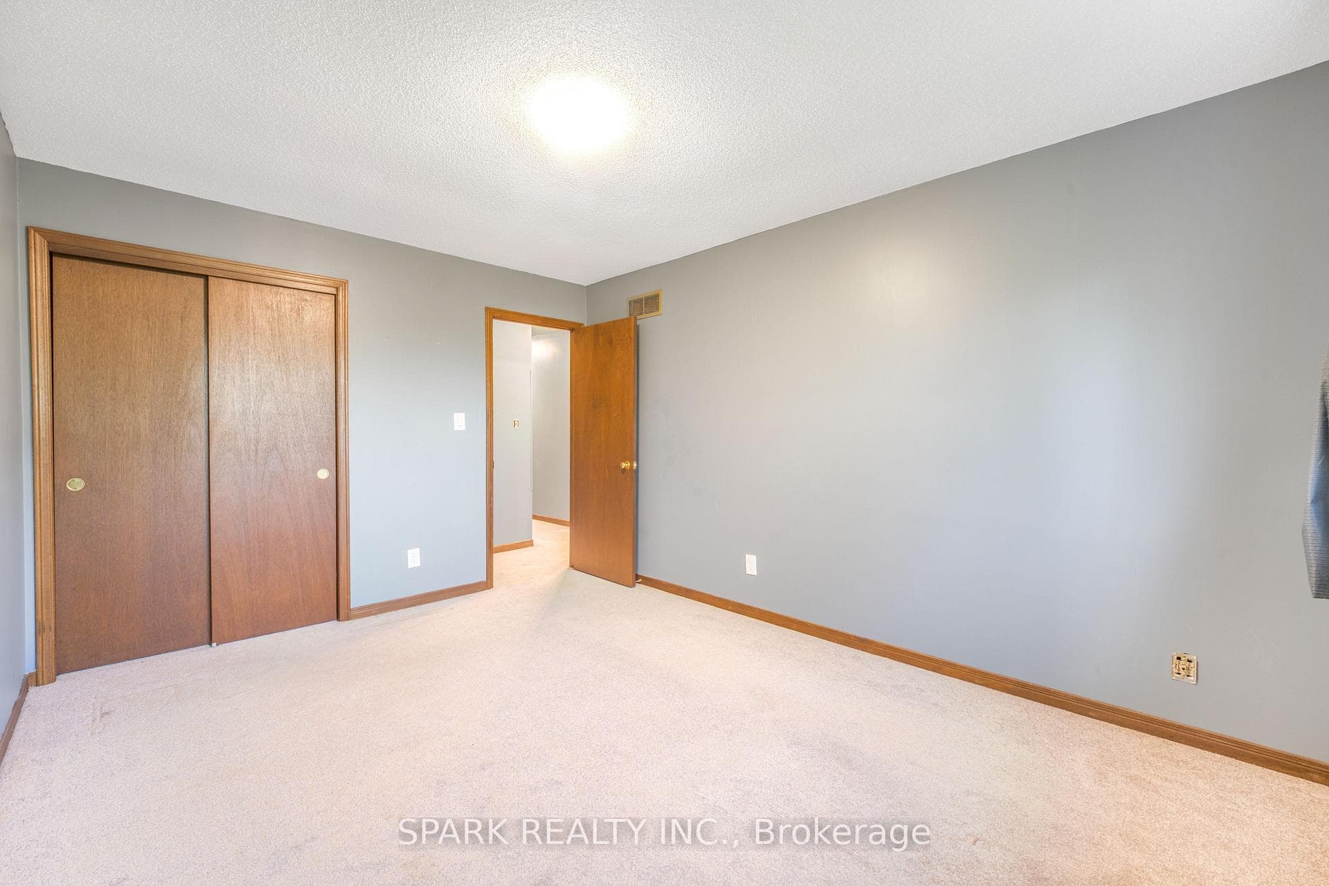 28 Lampman Crescent photo 16