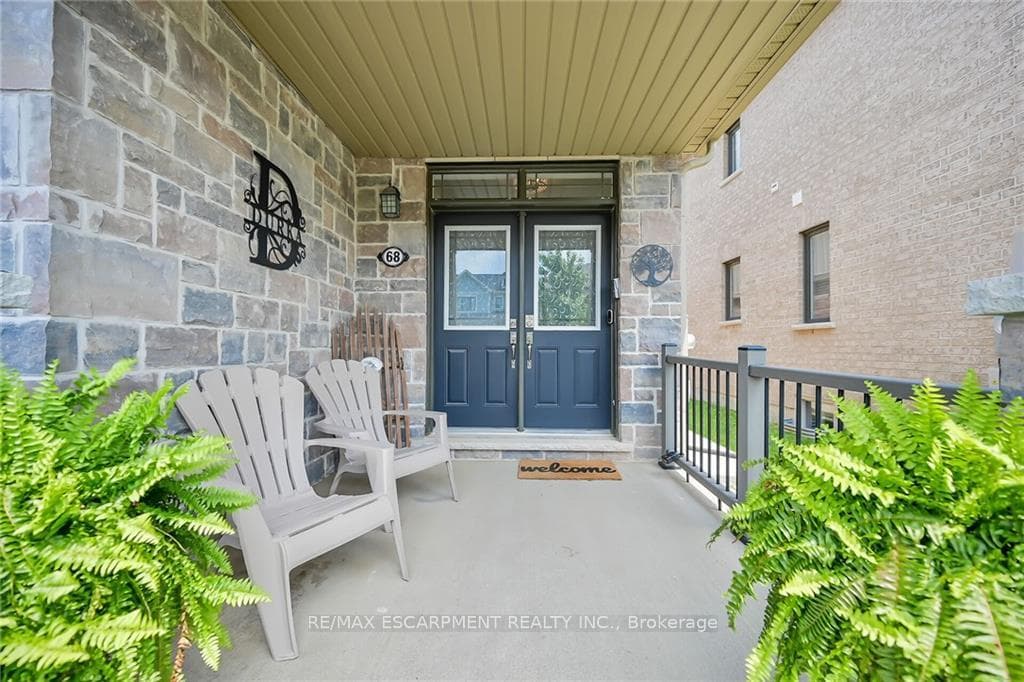 68 Larry Crescent photo 2