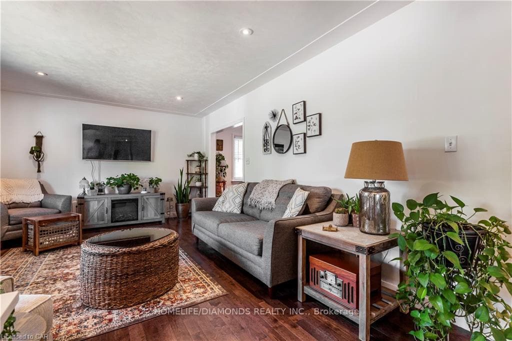 107 Ellis Crescent Unit Upper photo 6