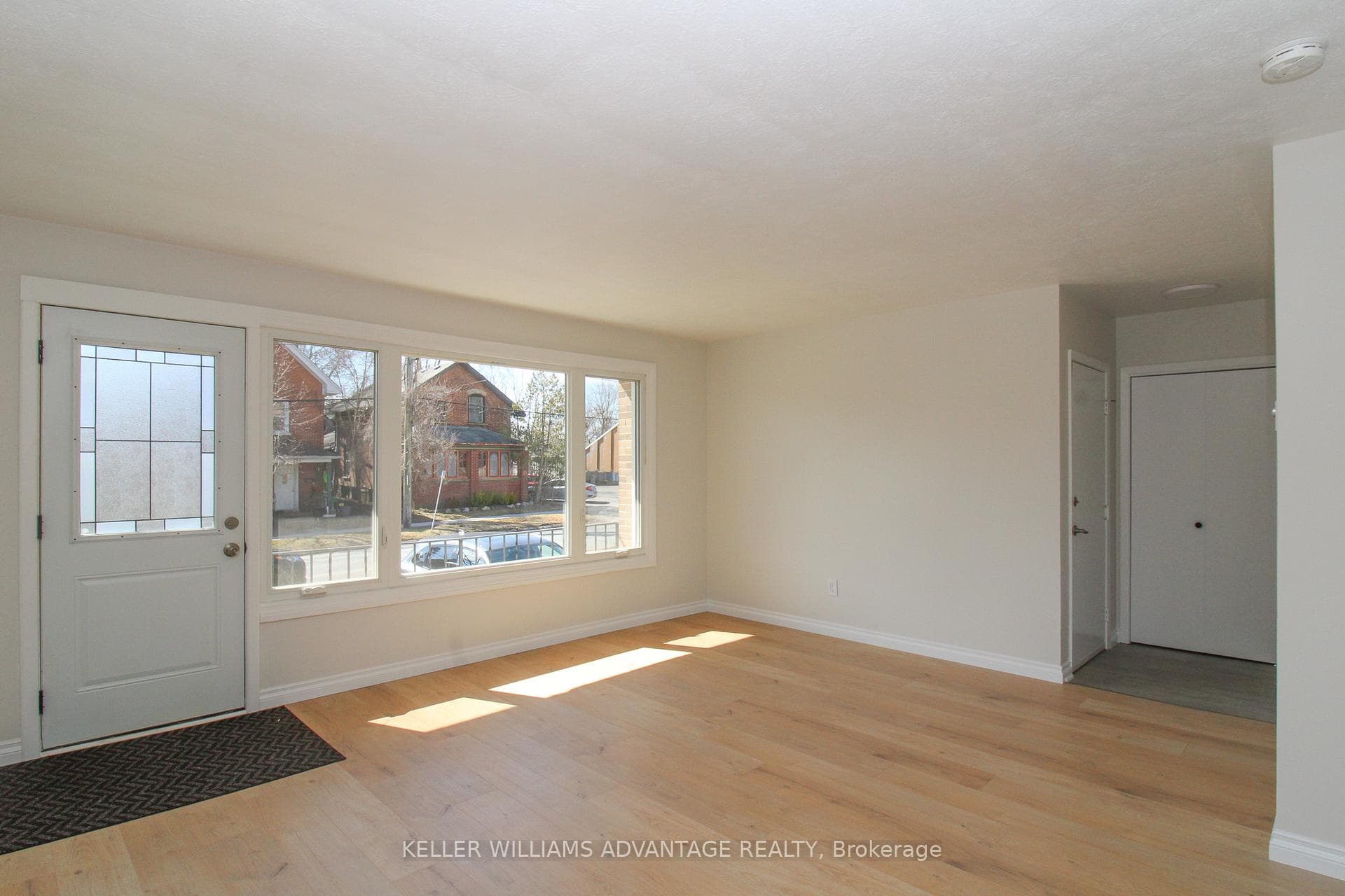 506 SHERBROOKE Street Unit Main photo 4