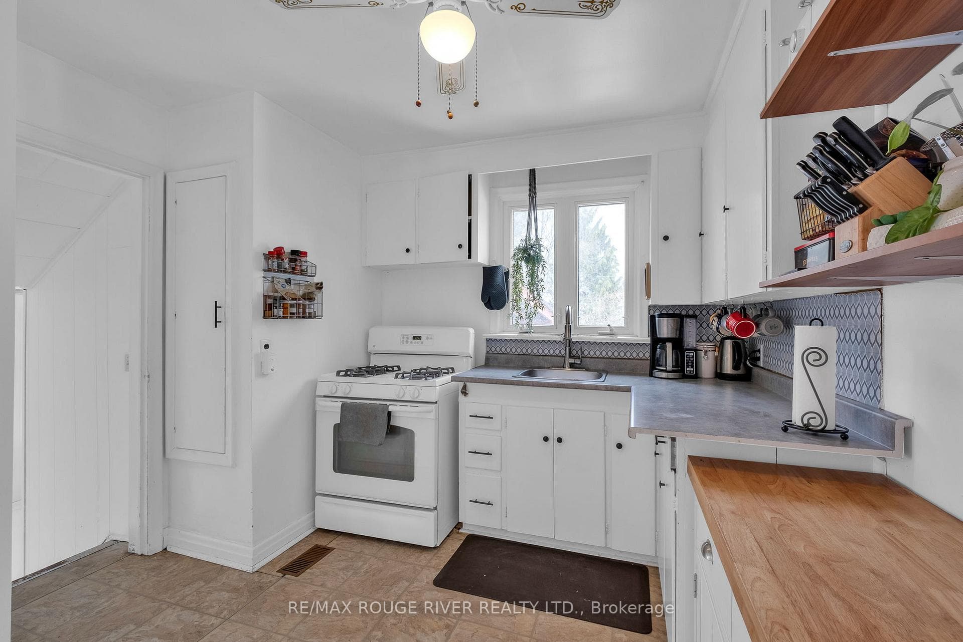 468 Harden Street photo 7