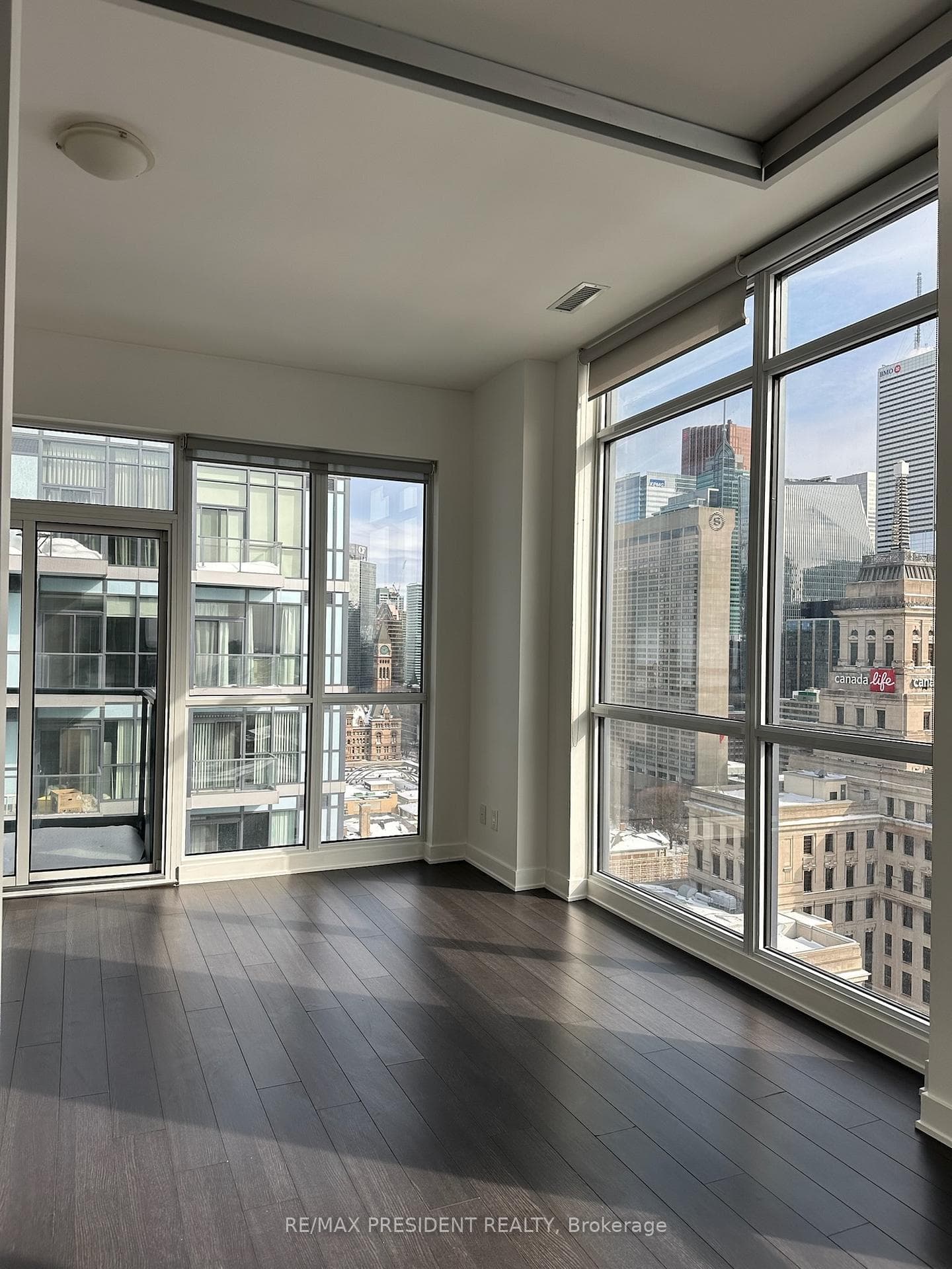 210 Simcoe Street Unit 2402 photo 4