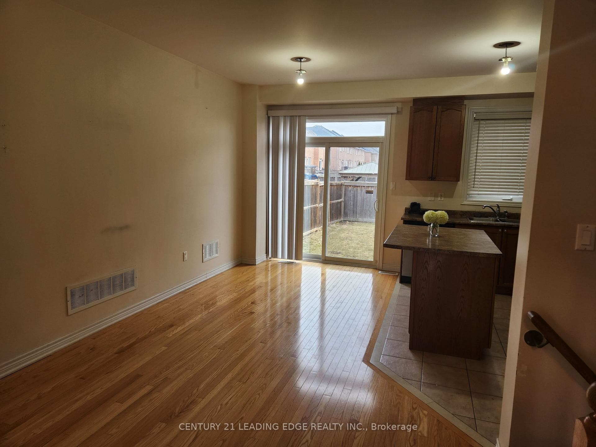6 McLaughlin Avenue photo 4