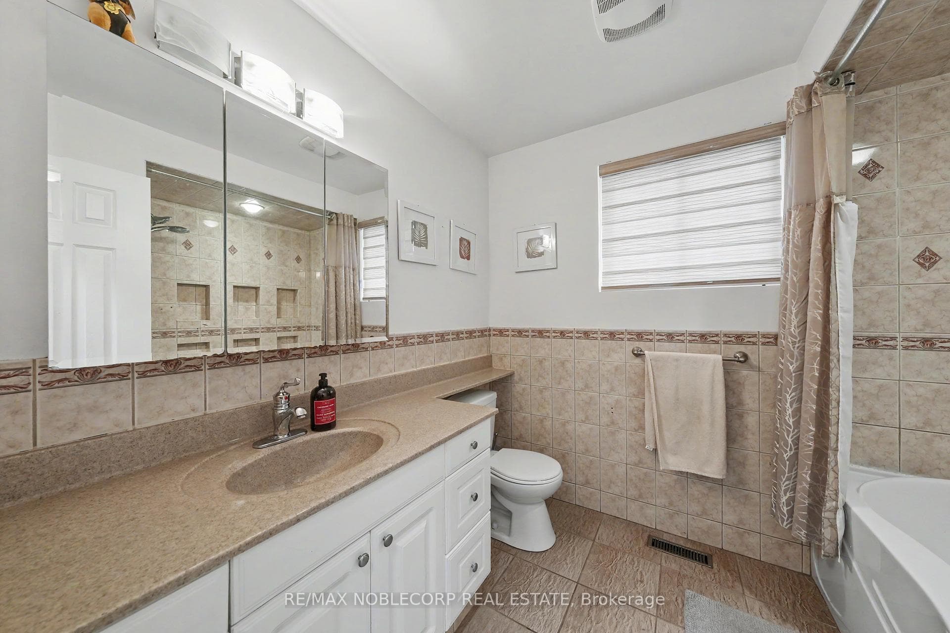 24 Maple Avenue photo 37