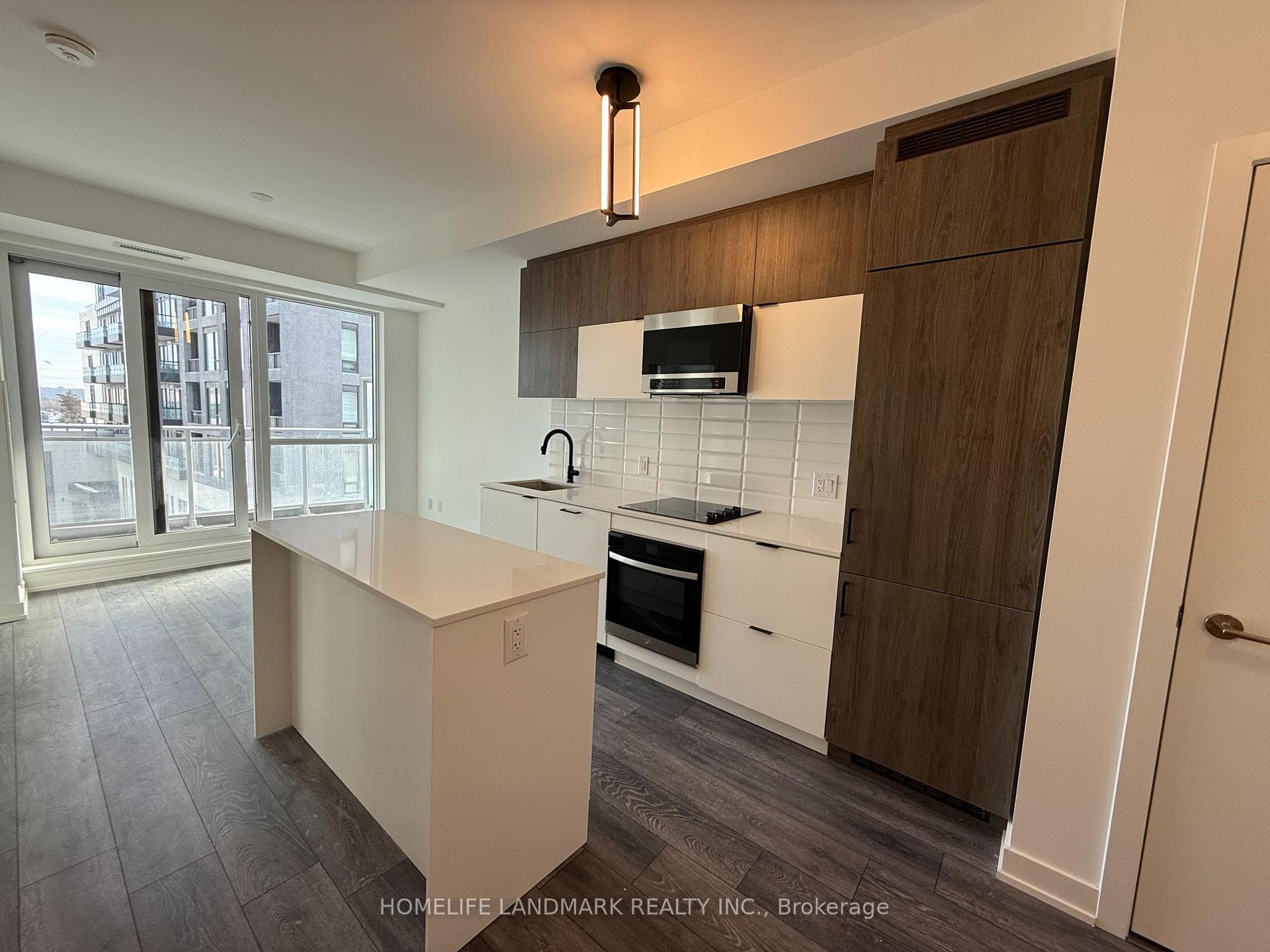 8888 YONGE Street Unit 305 photo 3