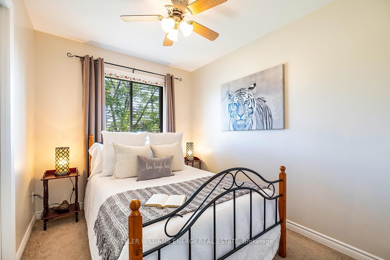 3rd bedroom/double closet