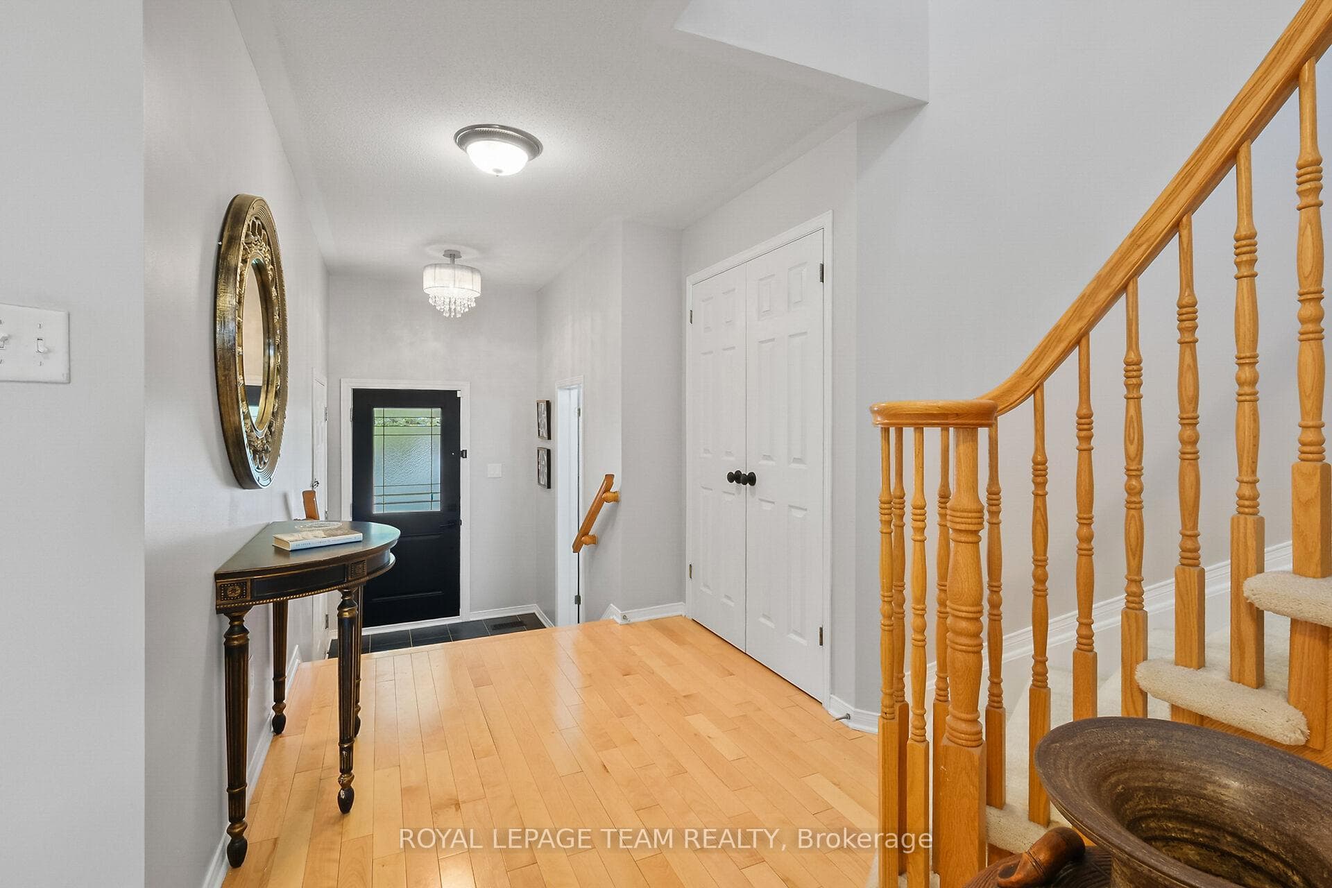 2072 Dunollie Crescent photo 7
