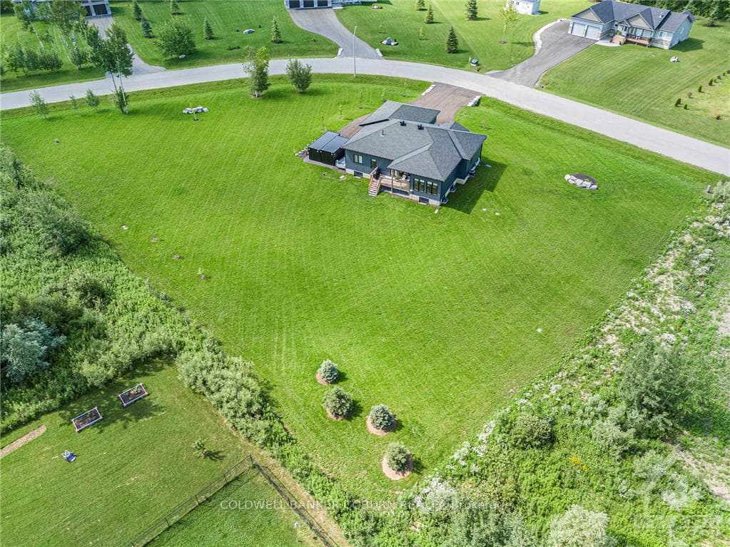 318 MOORE Crescent photo 29
