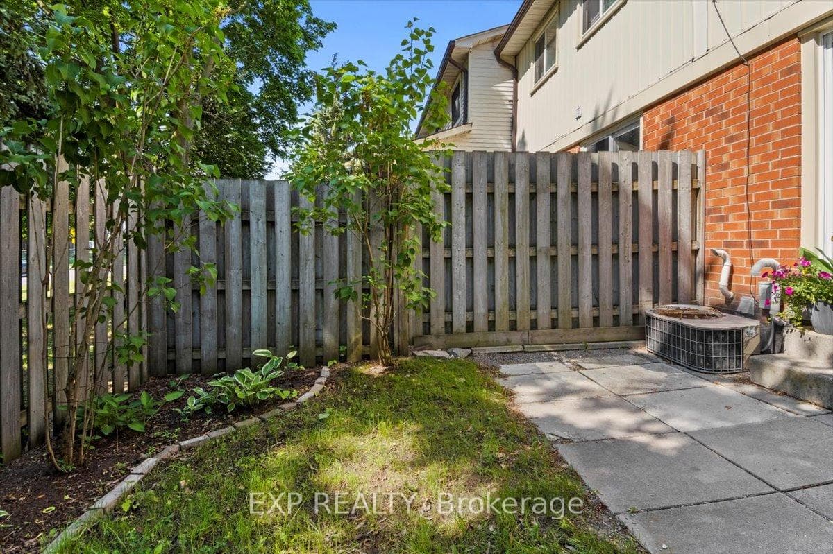 450 Bristol Crescent Unit 11 photo 37
