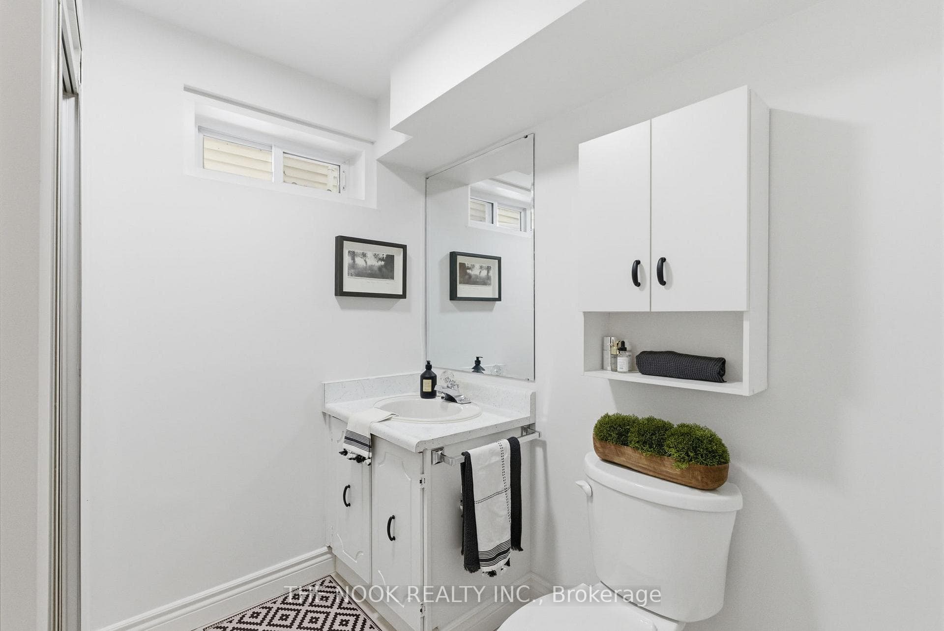 Convenient 3 pc bathroom