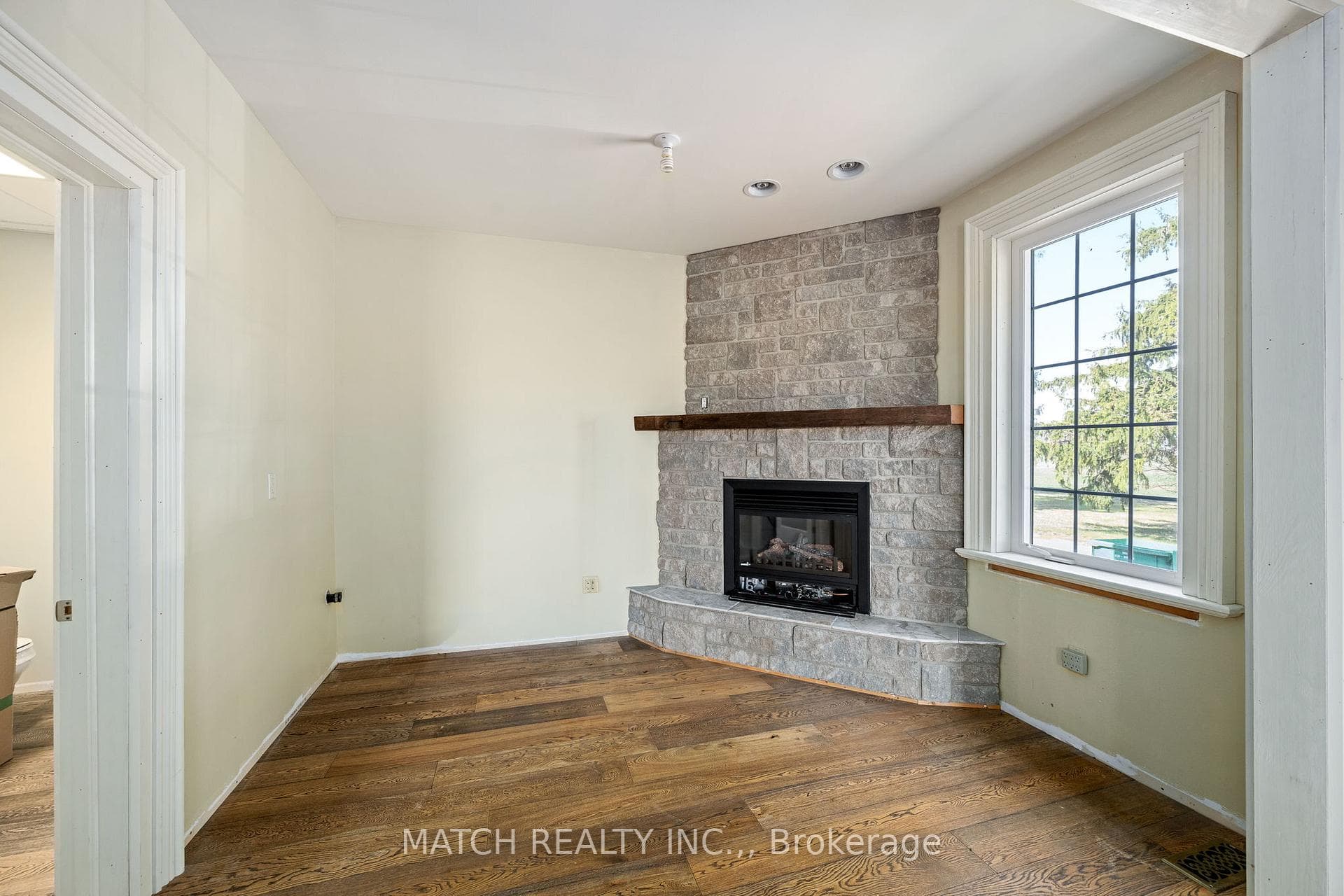 23899 Dundonald Road photo 37