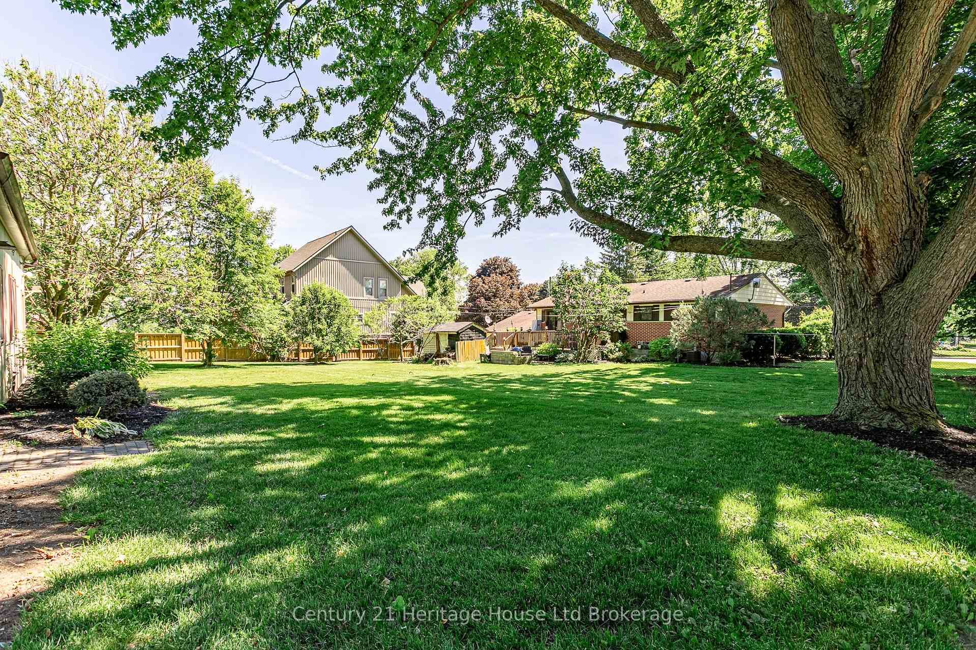694 Queen Street photo 31