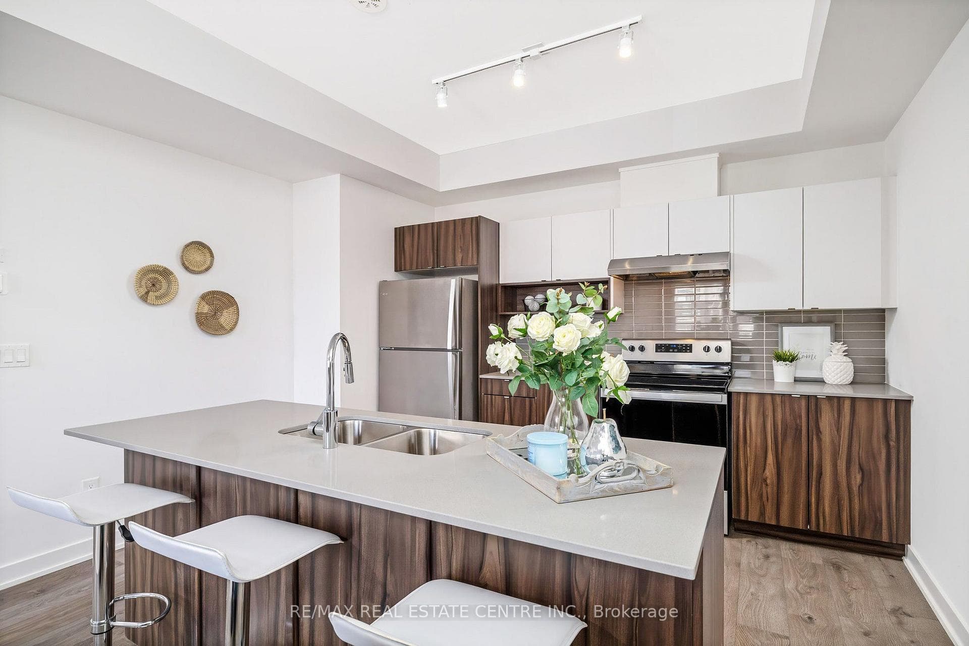 Island with breakfast bar