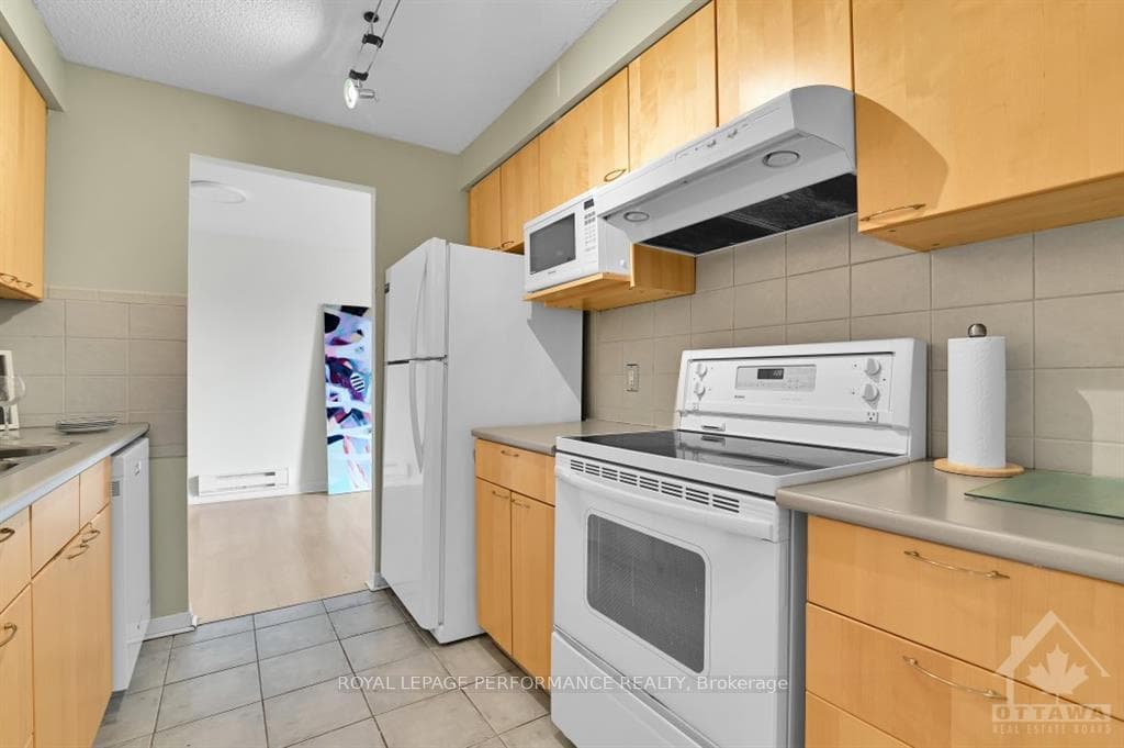 470 LAURIER Avenue Unit 303 photo 5