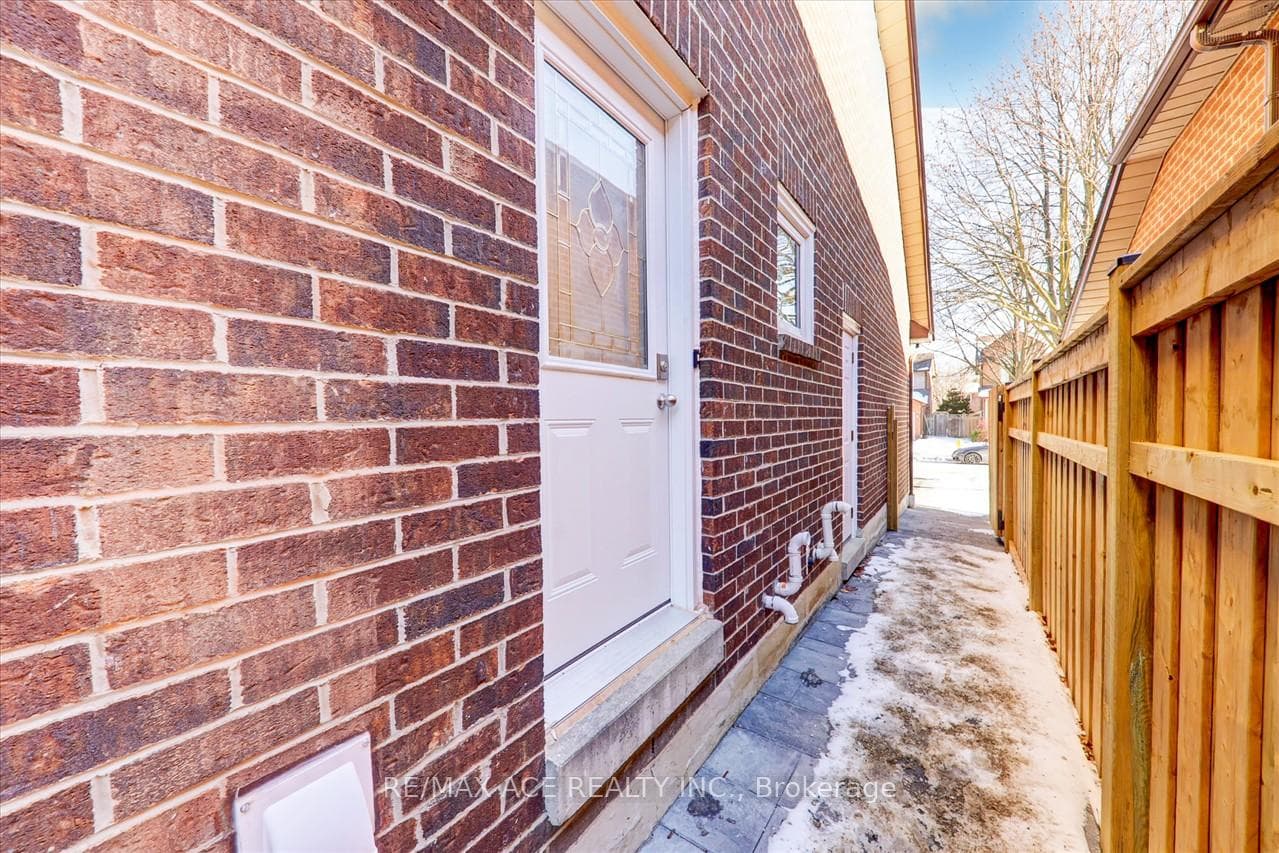 1579 Heathside Crescent Unit Bsmt photo 2