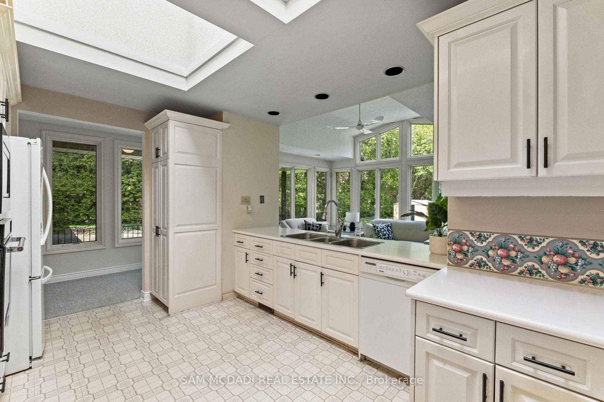 521 Vanessa Crescent photo 13