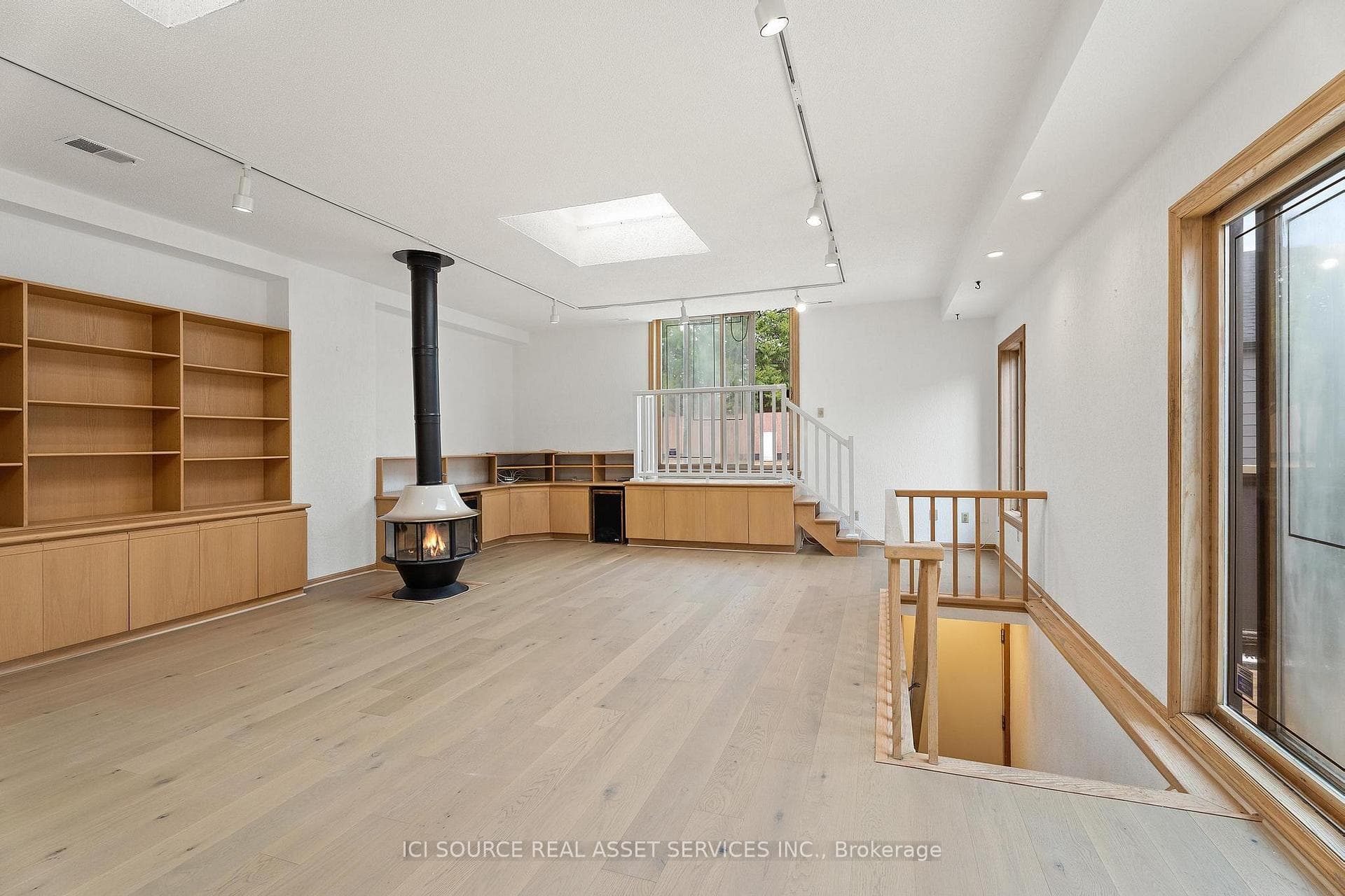 574 St Clair Avenue Unit Upper photo 7
