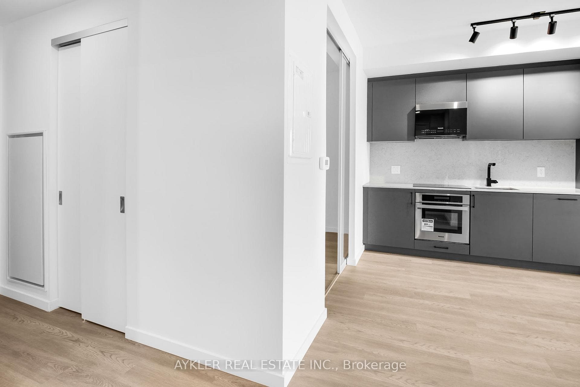 689 The Queensway N/A Unit 410 photo 6