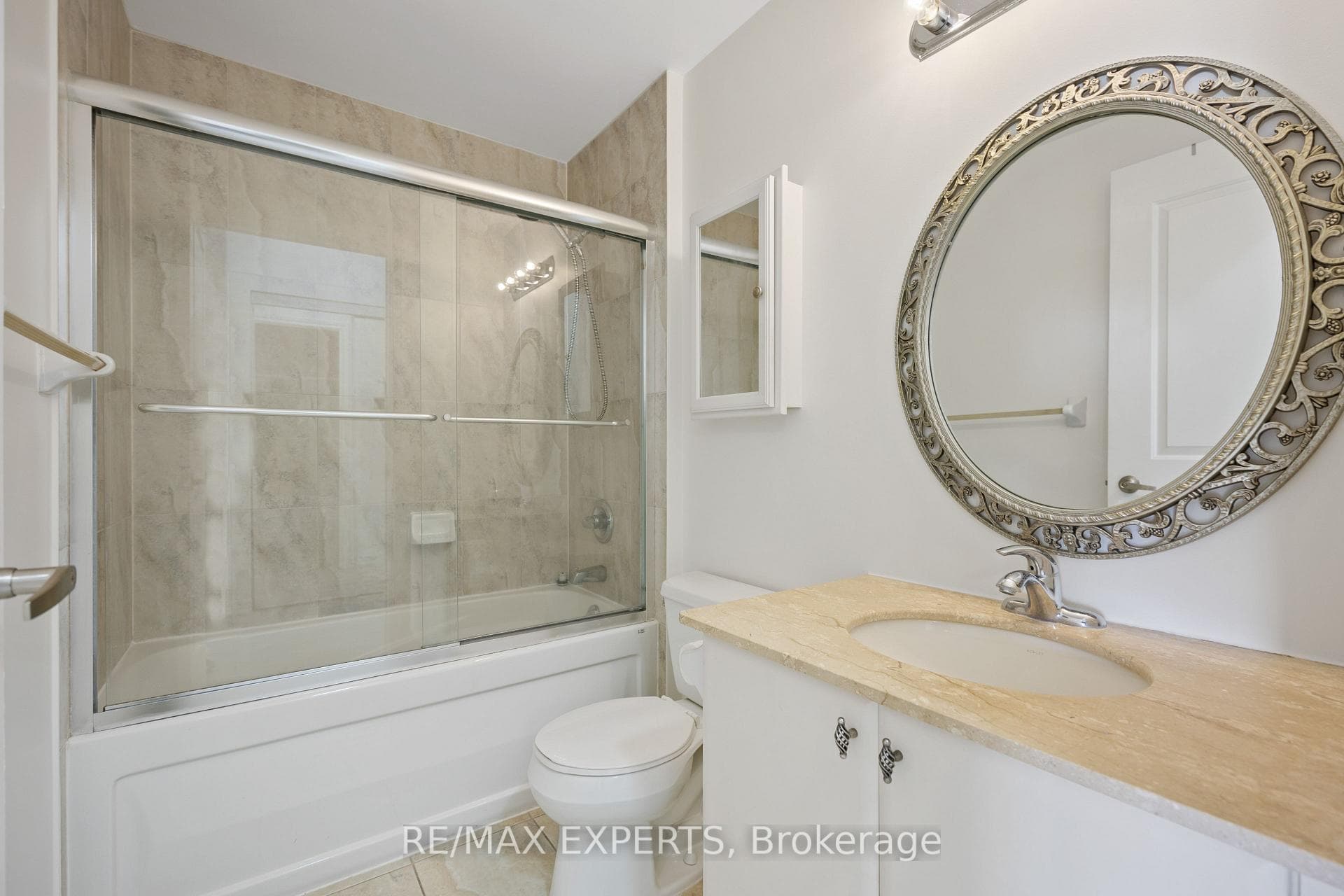 9235 Jane Street Unit 915 photo 9