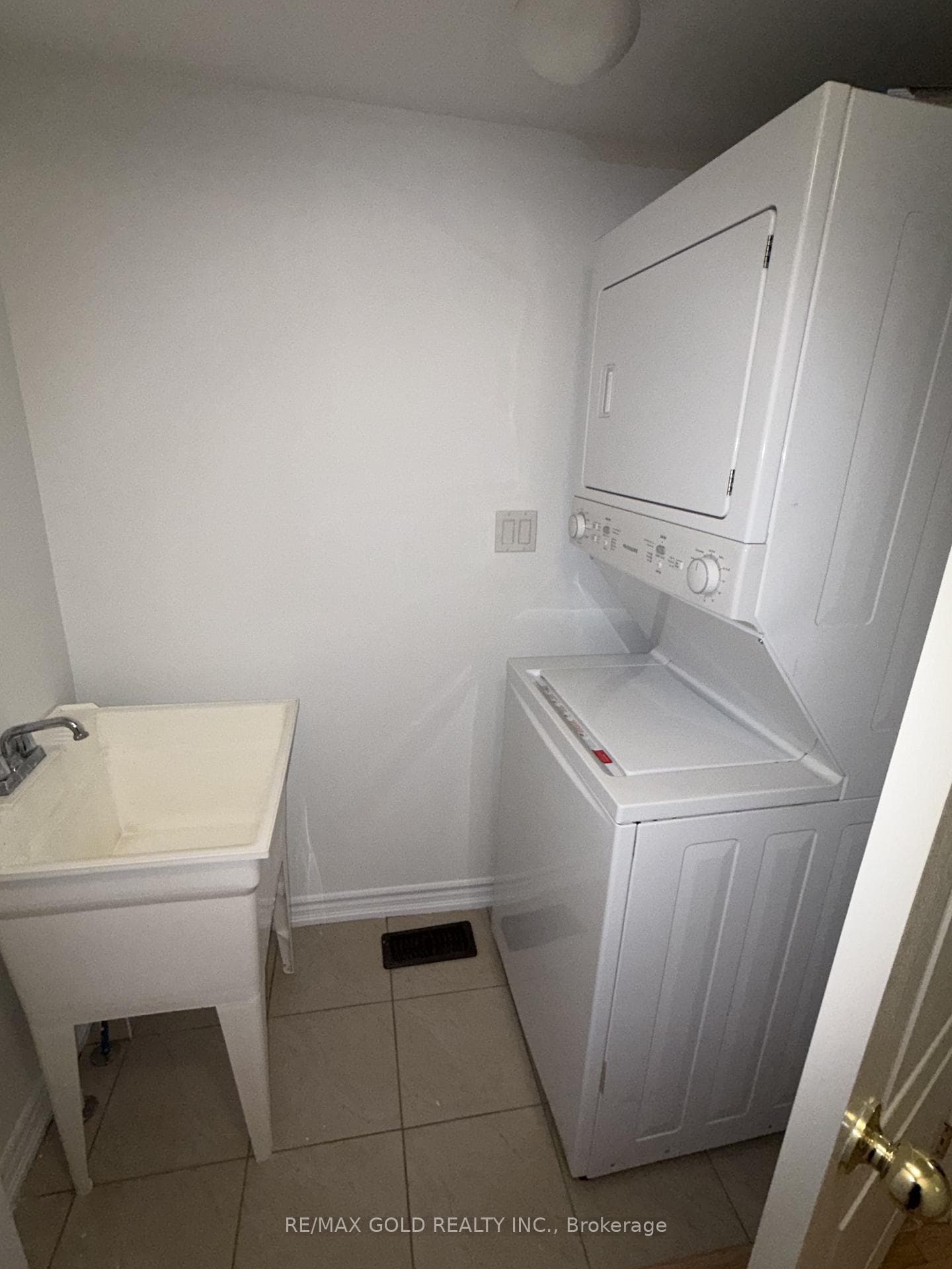 35 Shiff Crescent photo 4