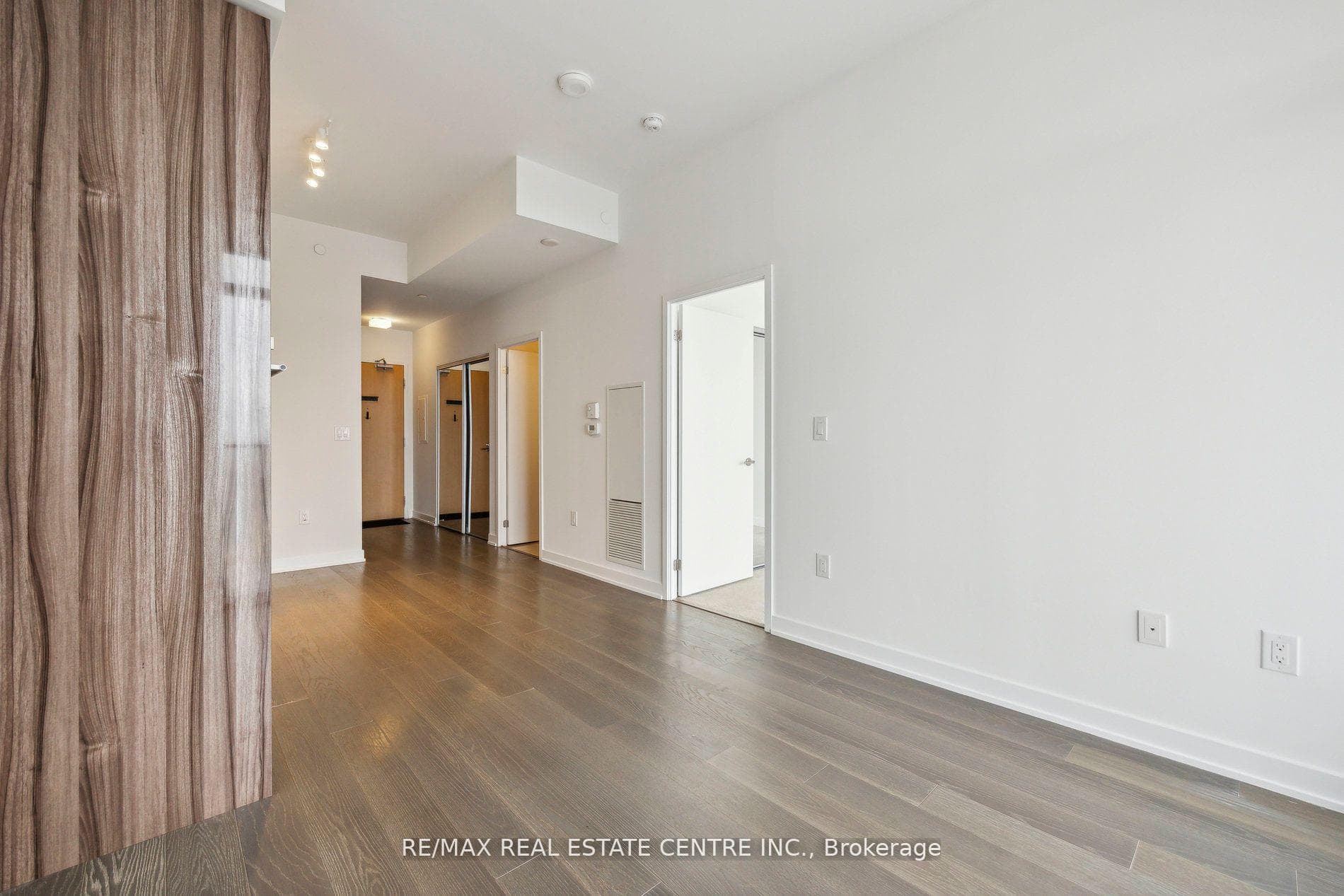 11 Wellesley Street Unit 6009 photo 17
