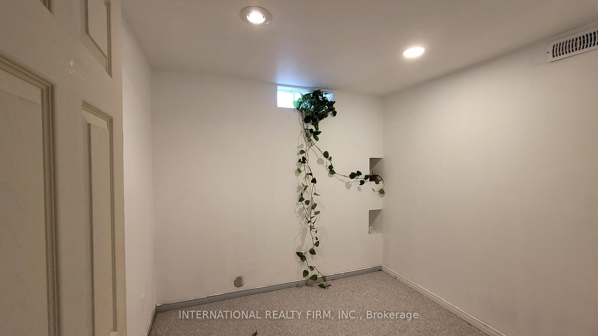 230 Rosemount Avenue Unit Basement Apartment photo 8