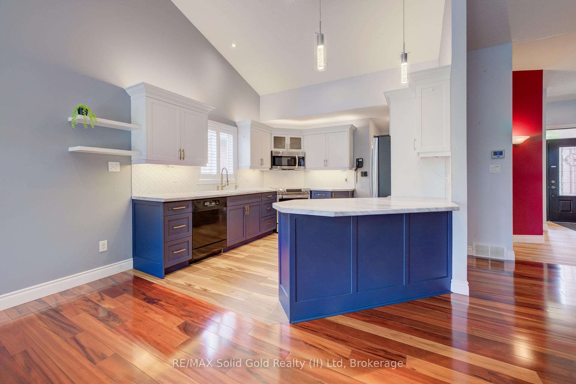 Duo-tone cabinetry.