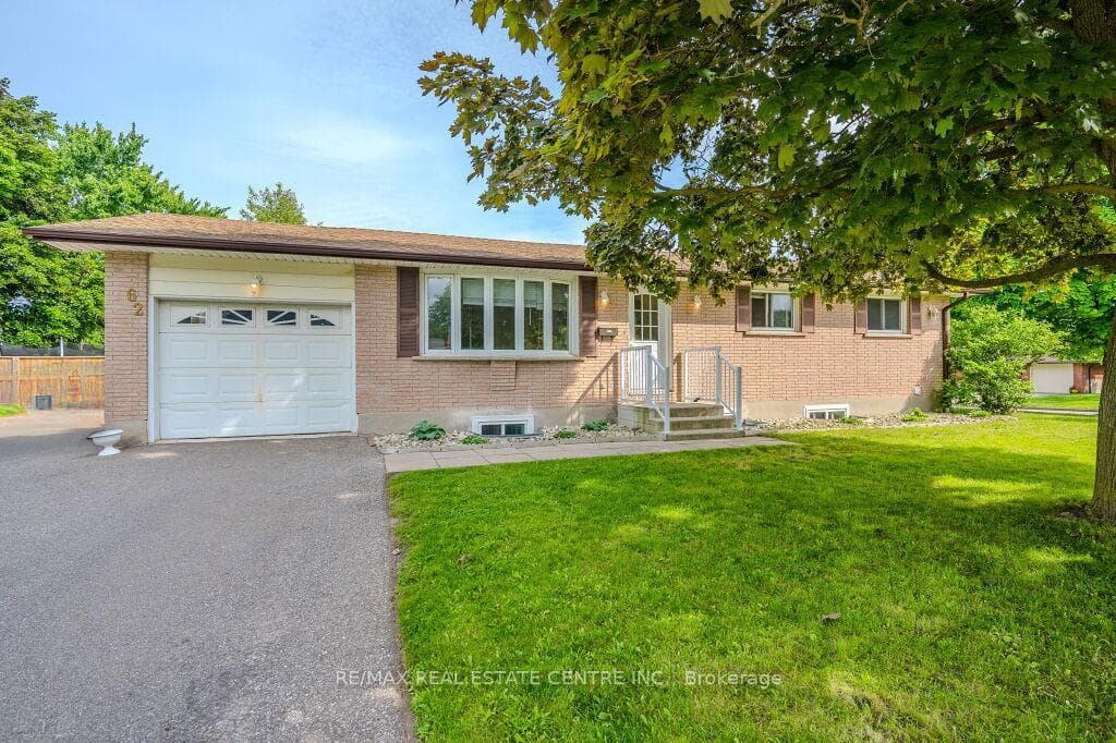 62 Lambert Crescent photo 2